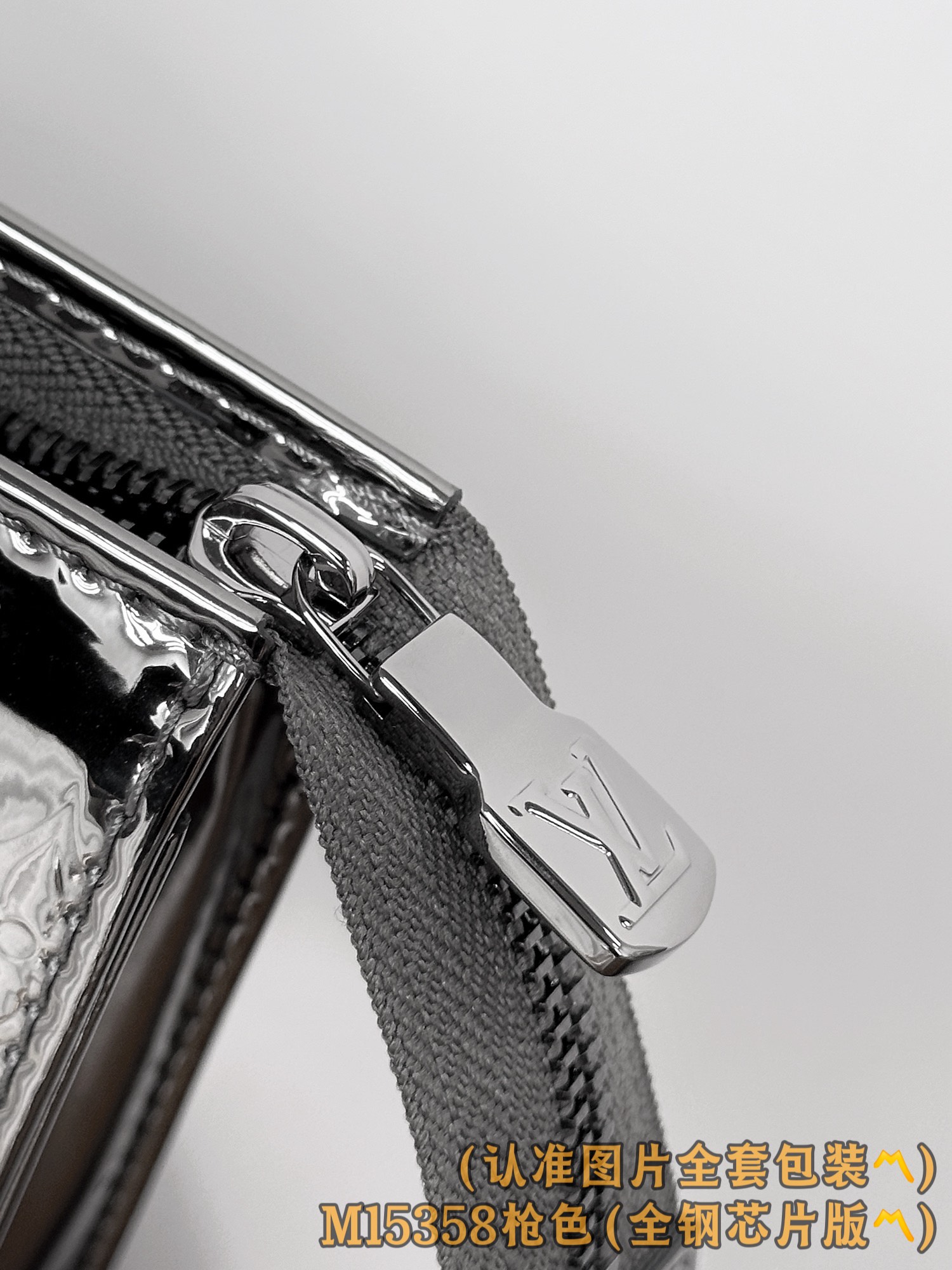 Louis Vuitton Basic Bag Canvas M