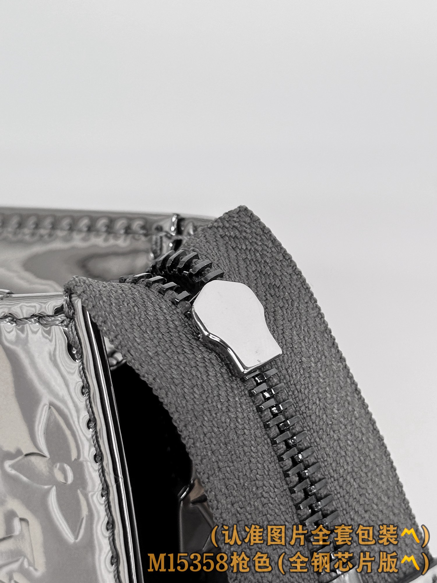 Louis Vuitton Basic Bag Canvas M