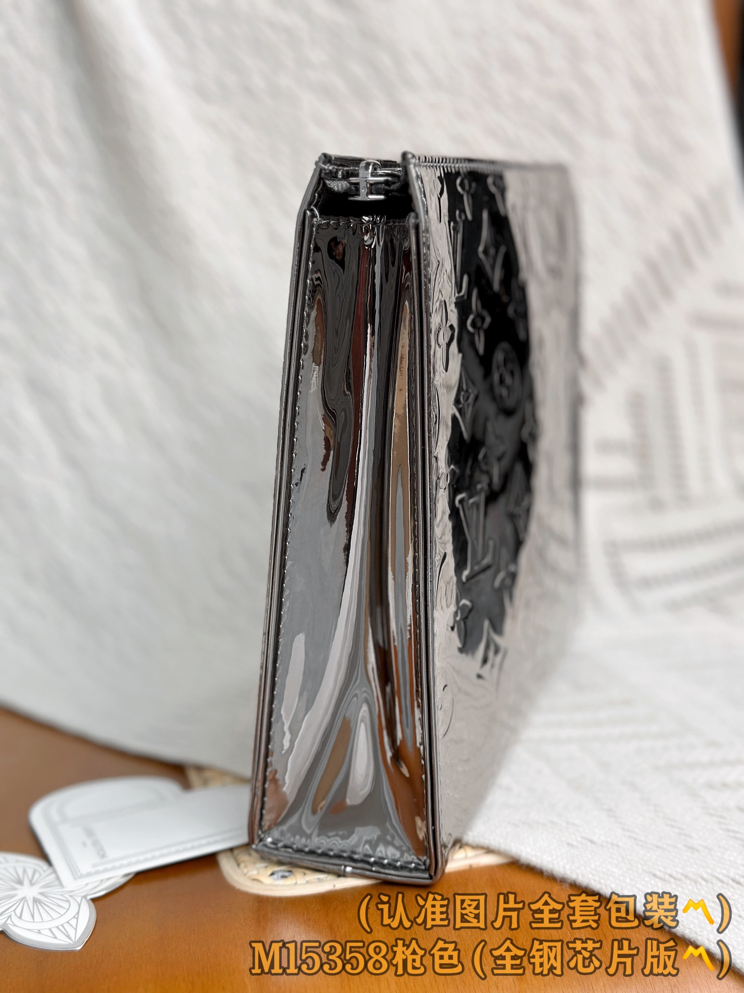 Louis Vuitton Basic Bag Canvas M