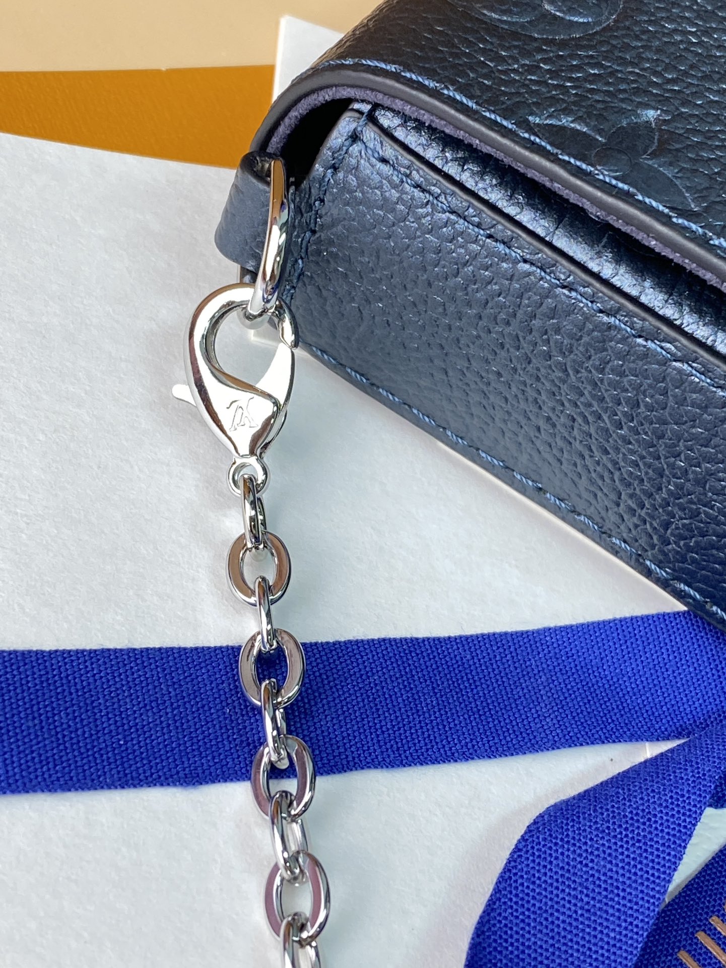 Louis Vuitton Basic Bag M-l