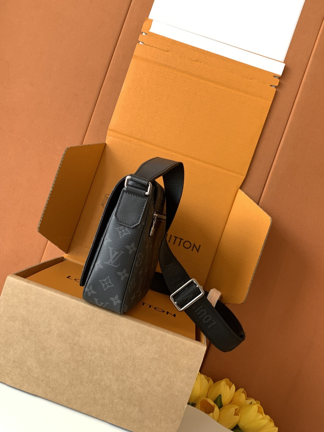 Louis Vuitton Messenger Bag Canvas M