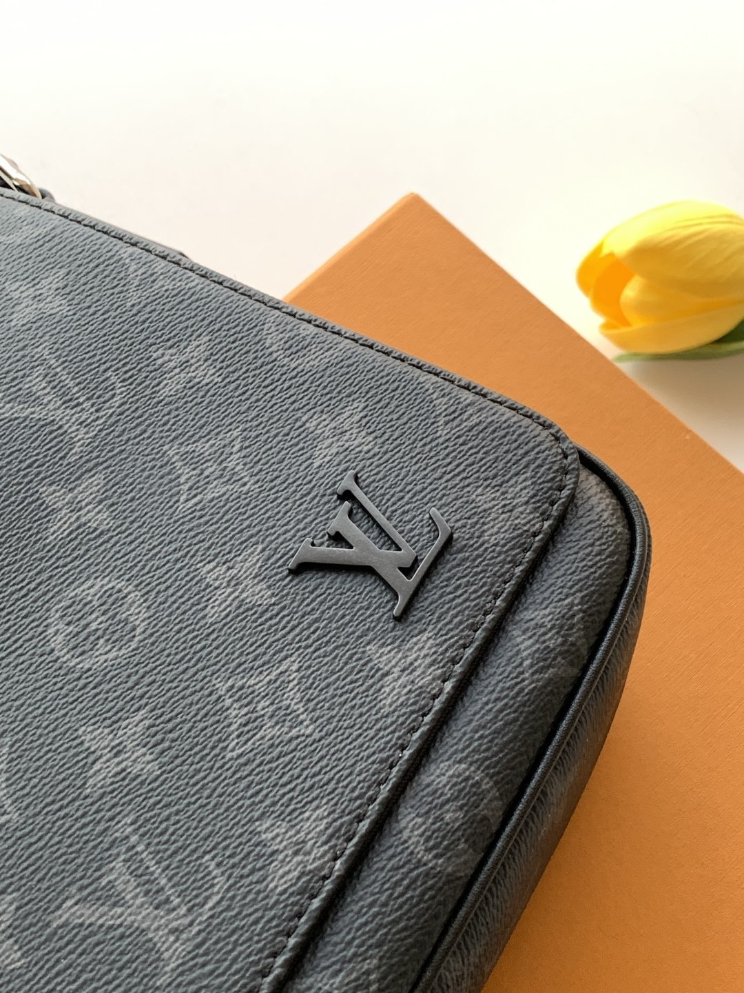 Louis Vuitton Messenger Bag Canvas M