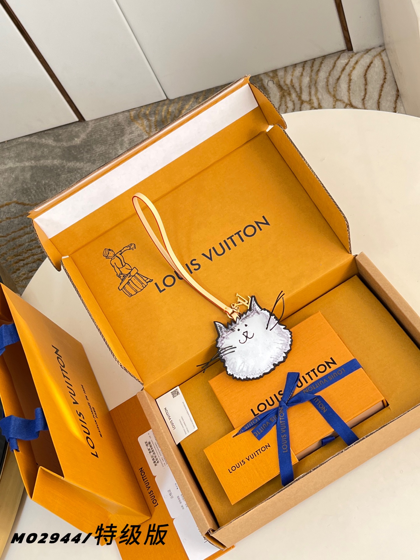 Louis Vuitton Basic Bag M-l-s