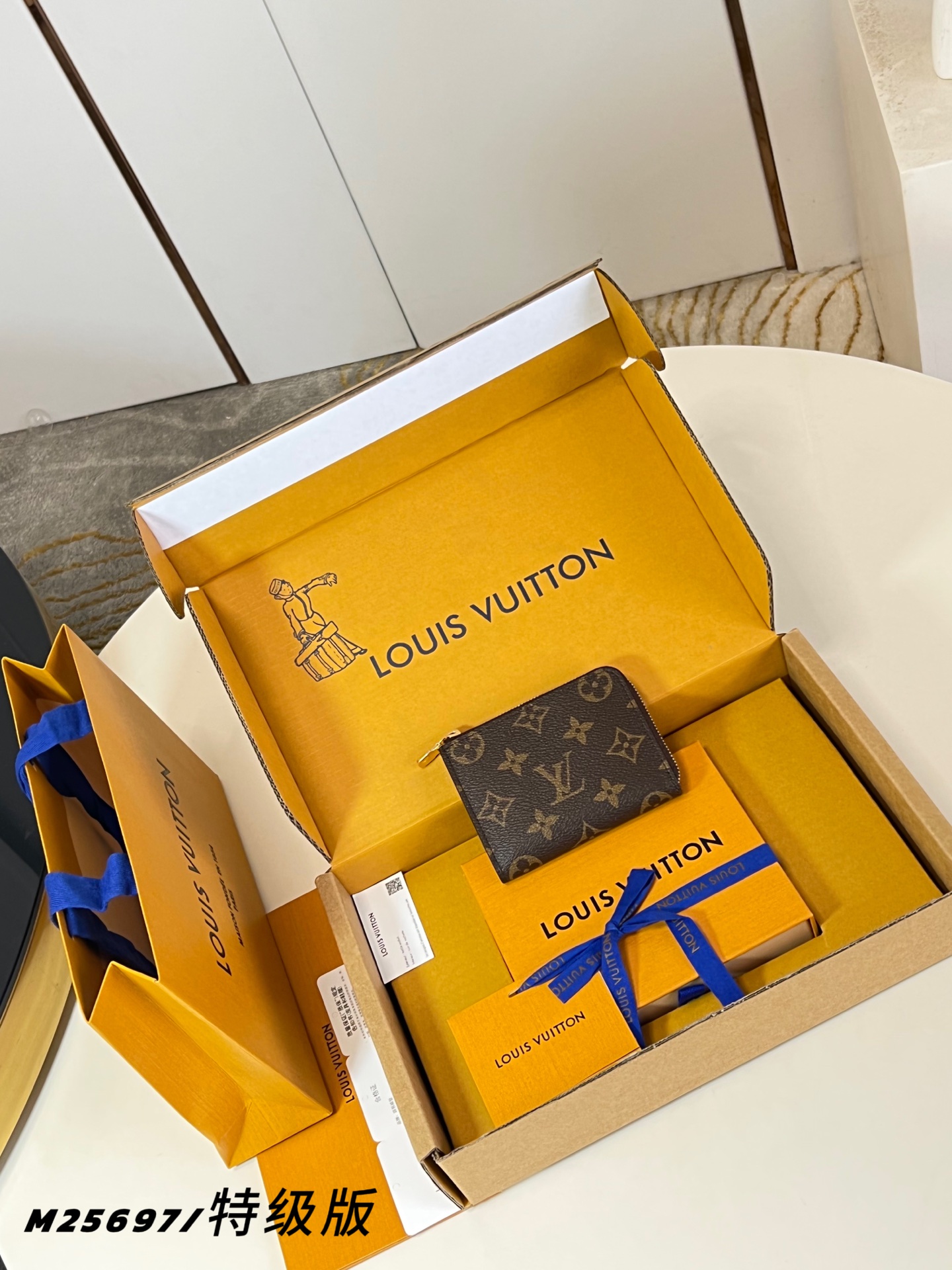 Louis Vuitton Basic Bag M-l
