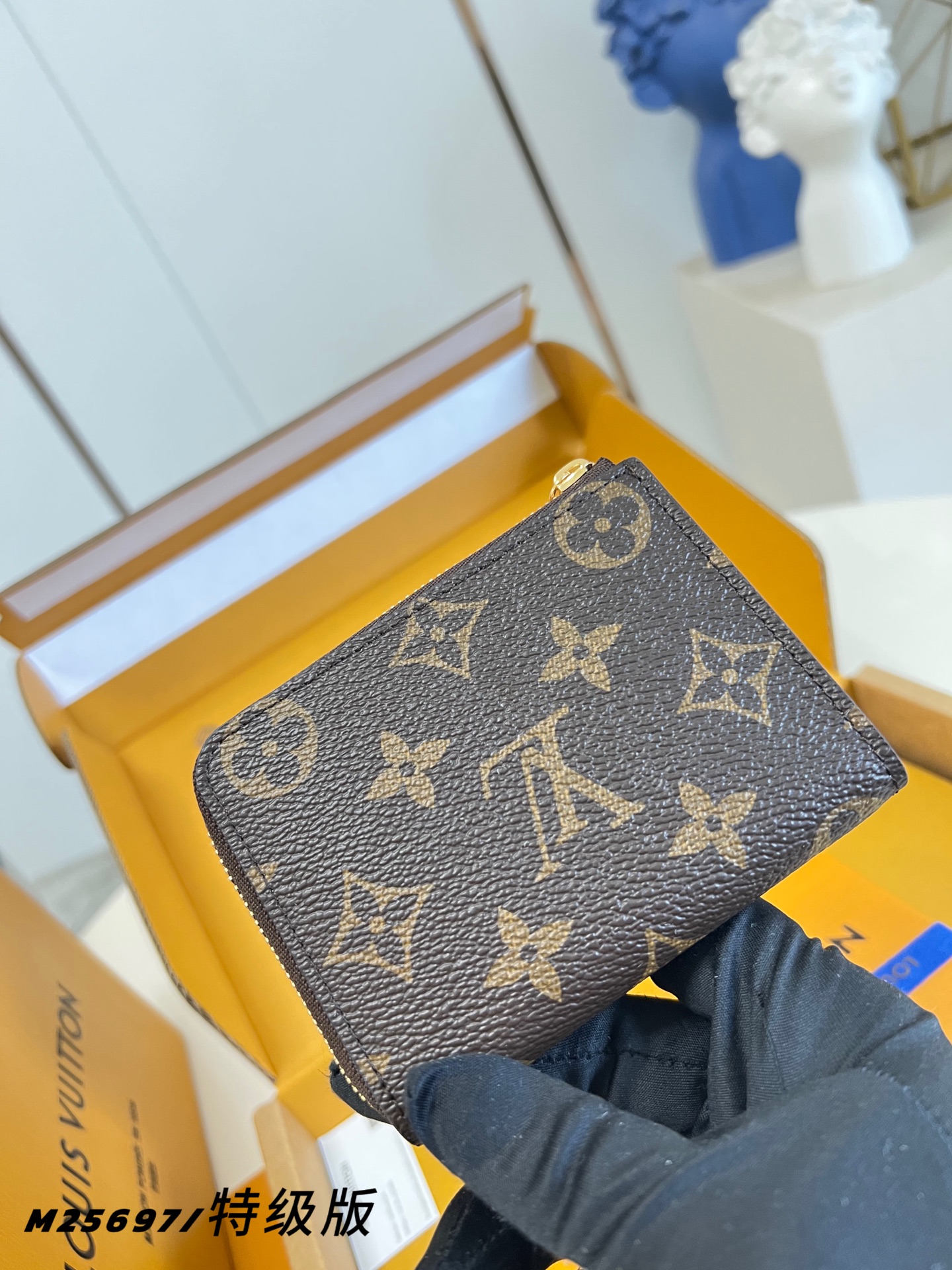 Louis Vuitton Basic Bag M-l