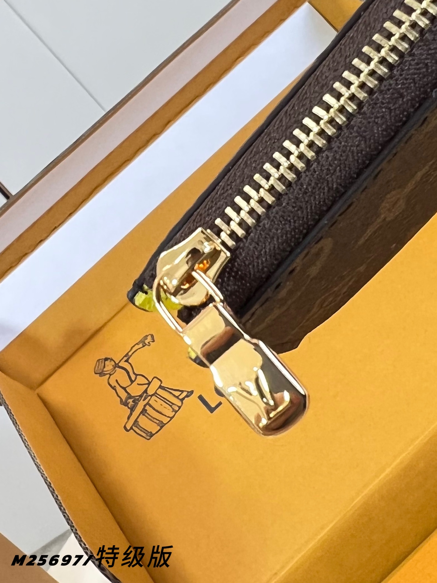 Louis Vuitton Basic Bag M-l