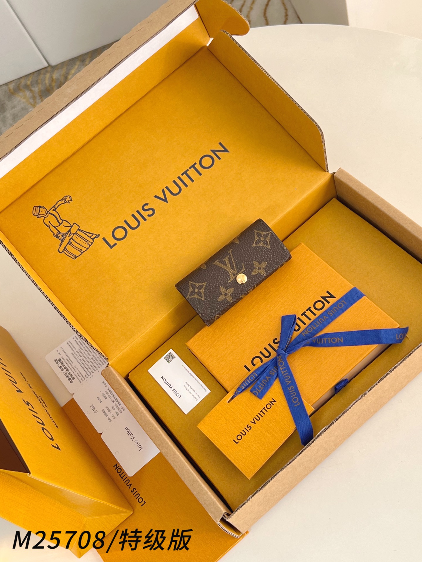 Louis Vuitton Basic Bag Canvas M