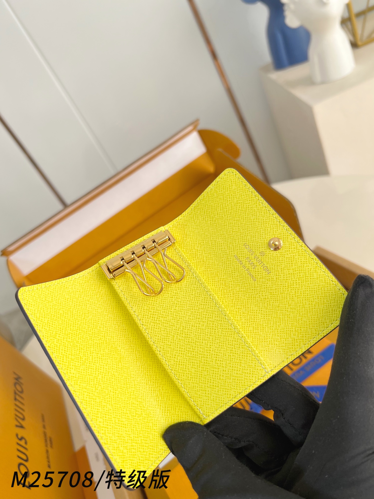 Louis Vuitton Basic Bag Canvas M