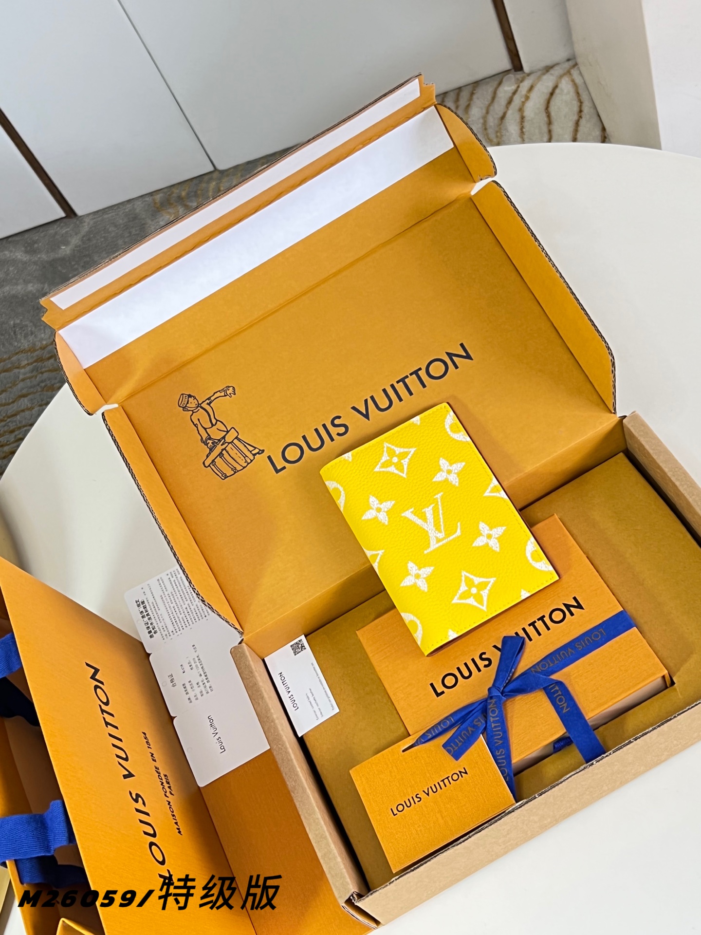 Louis Vuitton Basic Bag Canvas M