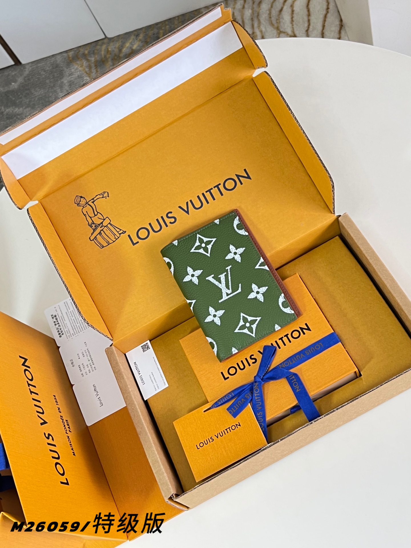 Louis Vuitton Basic Bag Canvas M