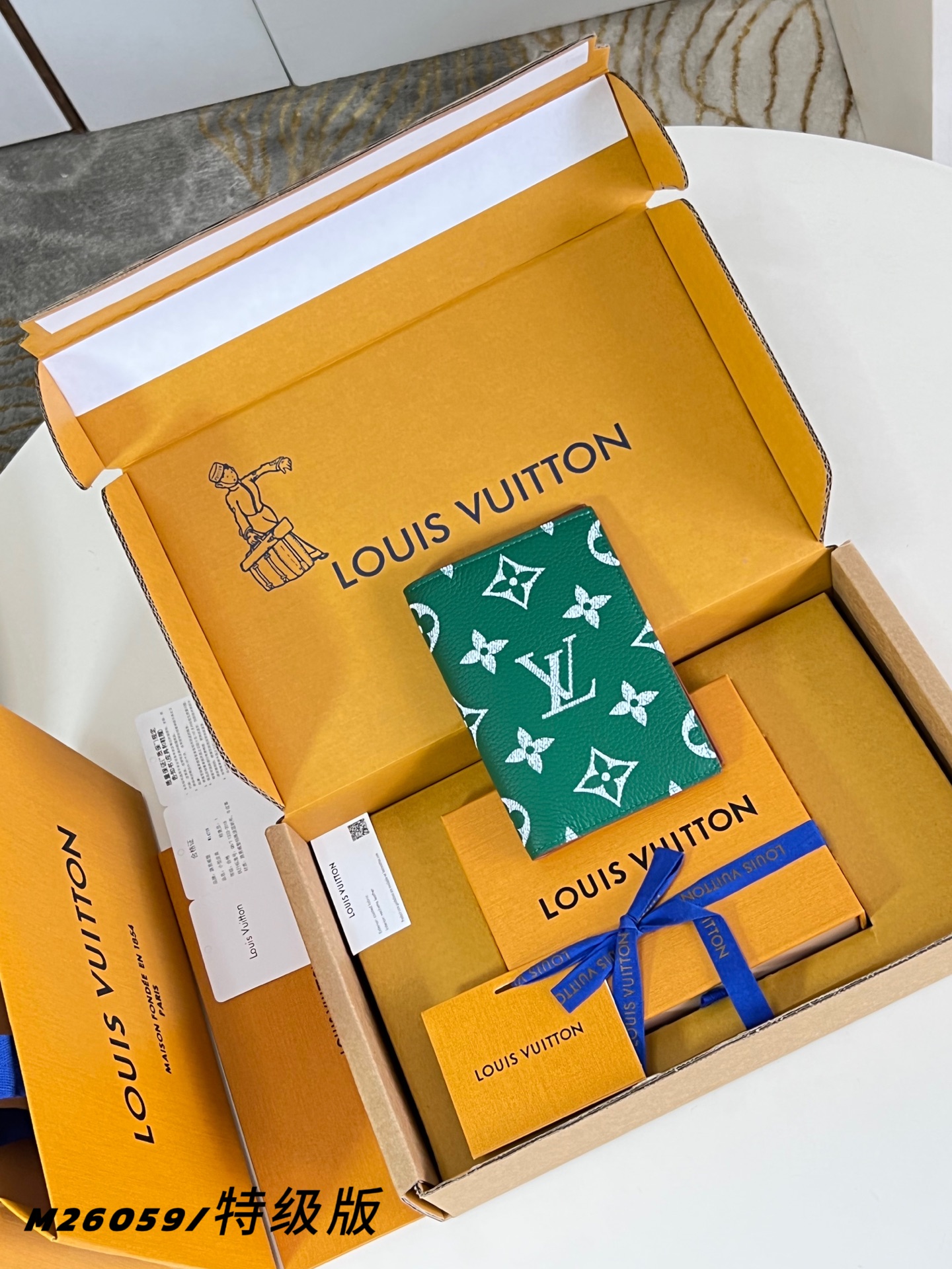 Louis Vuitton Basic Bag Canvas M