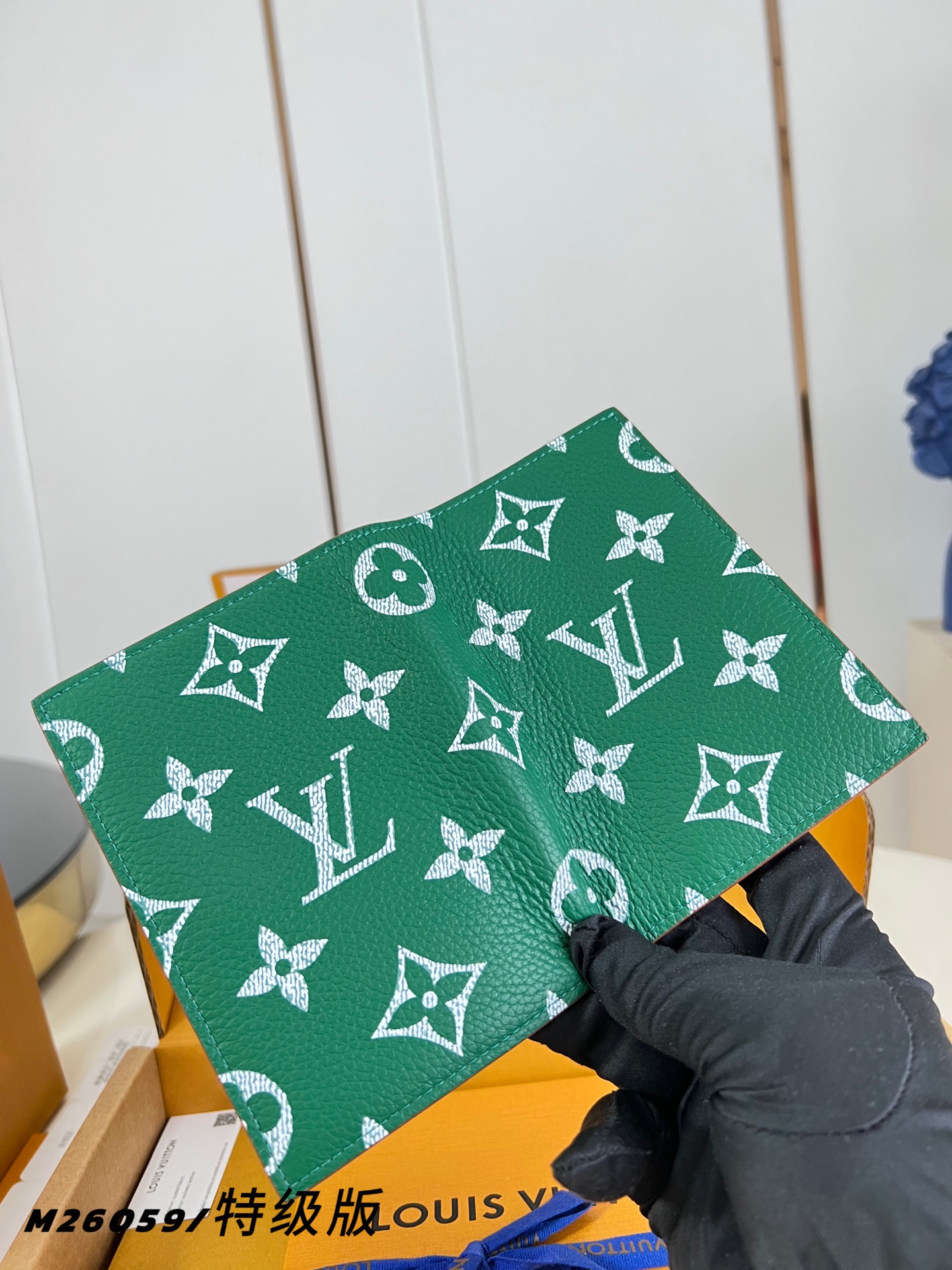 Louis Vuitton Basic Bag Canvas M