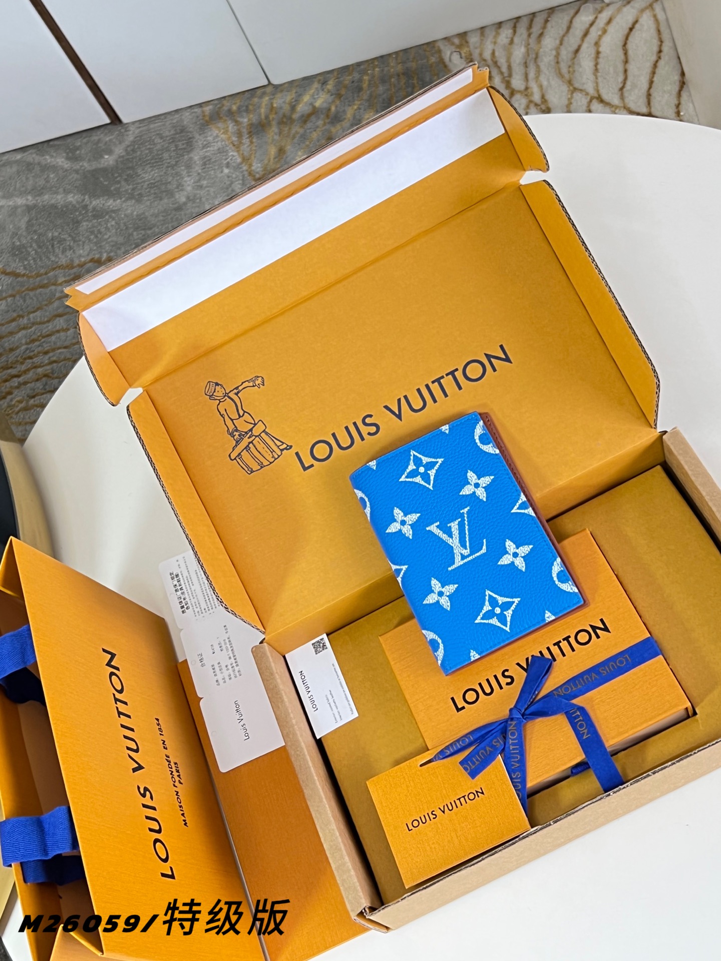 Louis Vuitton Basic Bag Canvas M