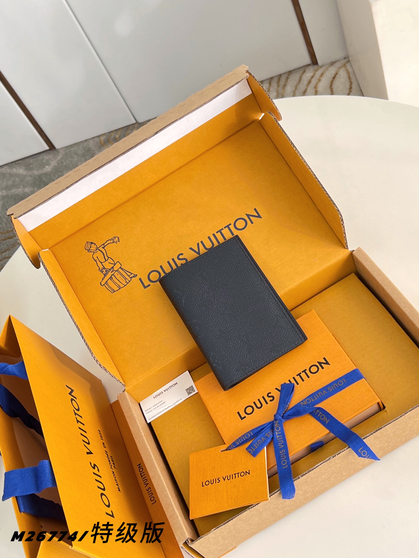 Louis Vuitton Basic Bag Canvas M