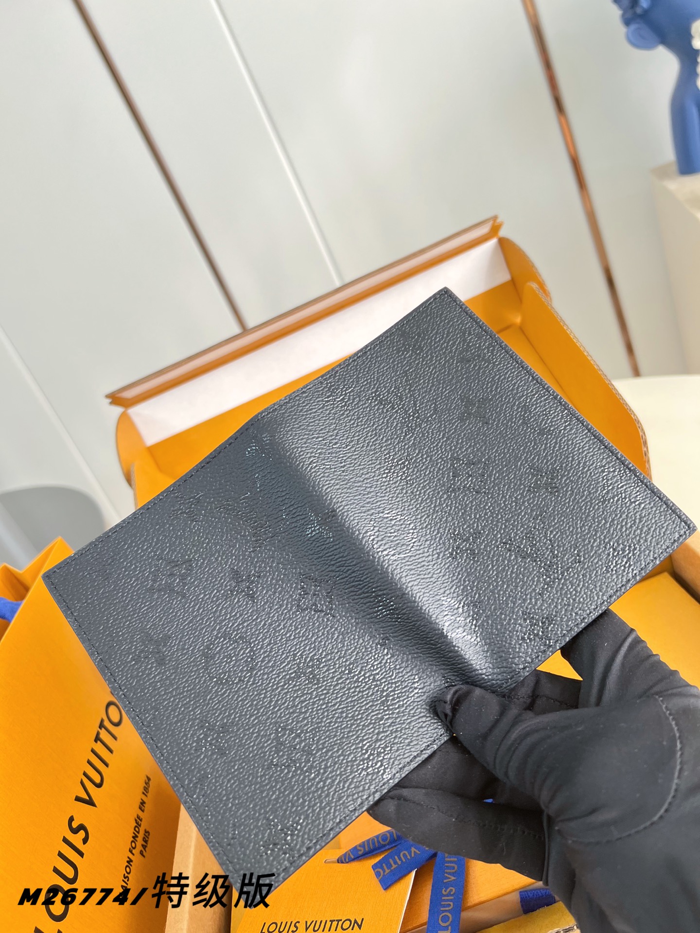 Louis Vuitton Basic Bag Canvas M