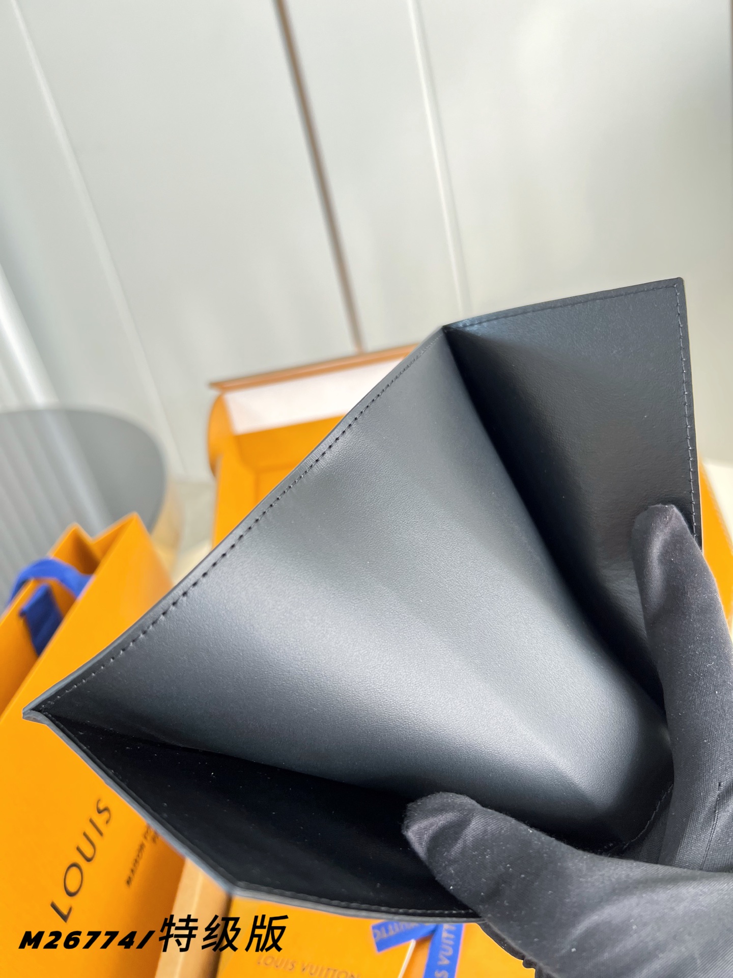 Louis Vuitton Basic Bag Canvas M