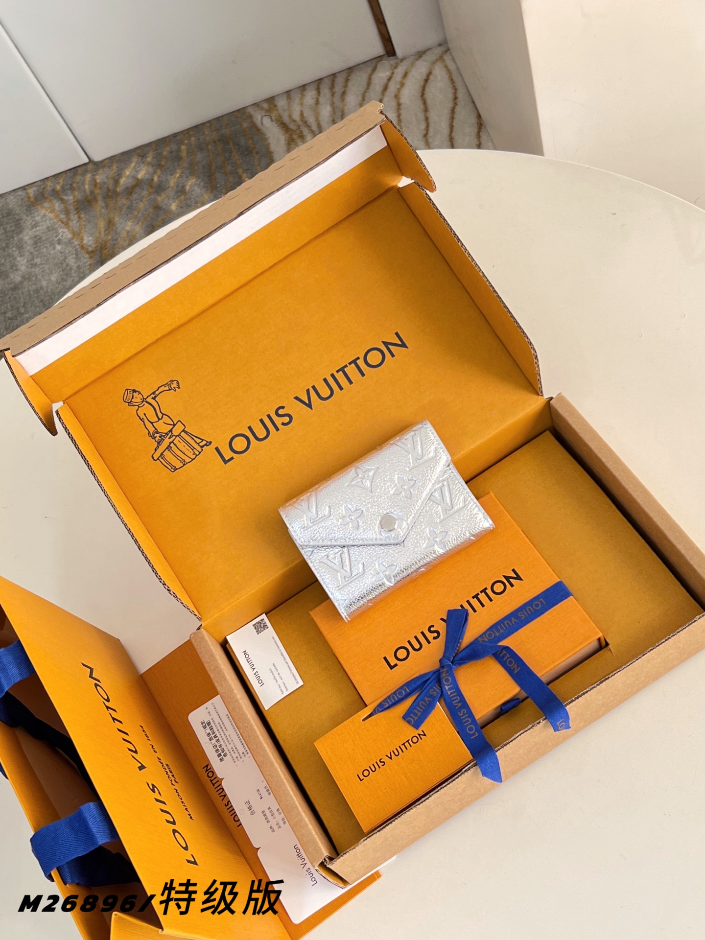 Louis Vuitton Basic Bag Canvas M