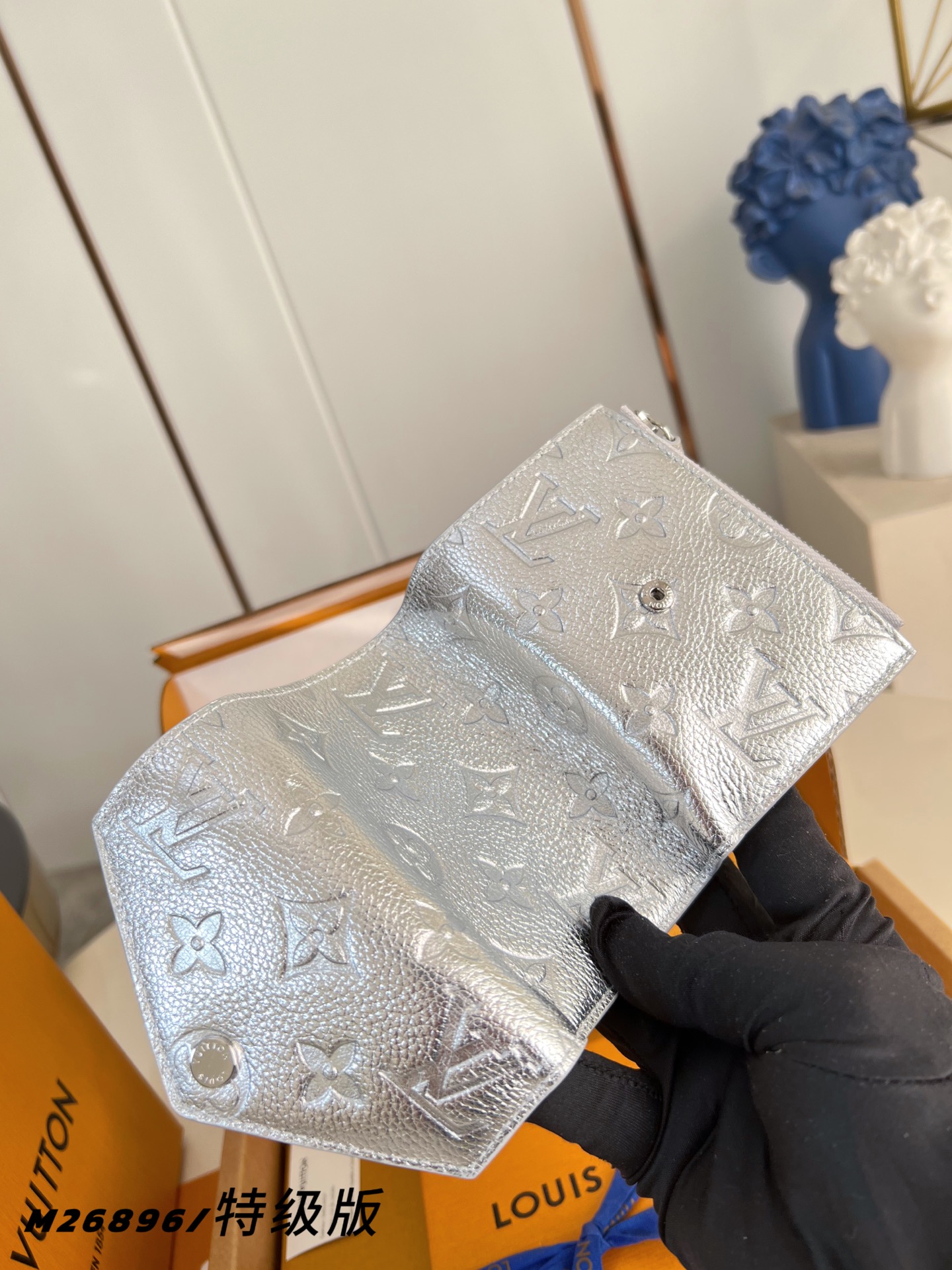 Louis Vuitton Basic Bag Canvas M