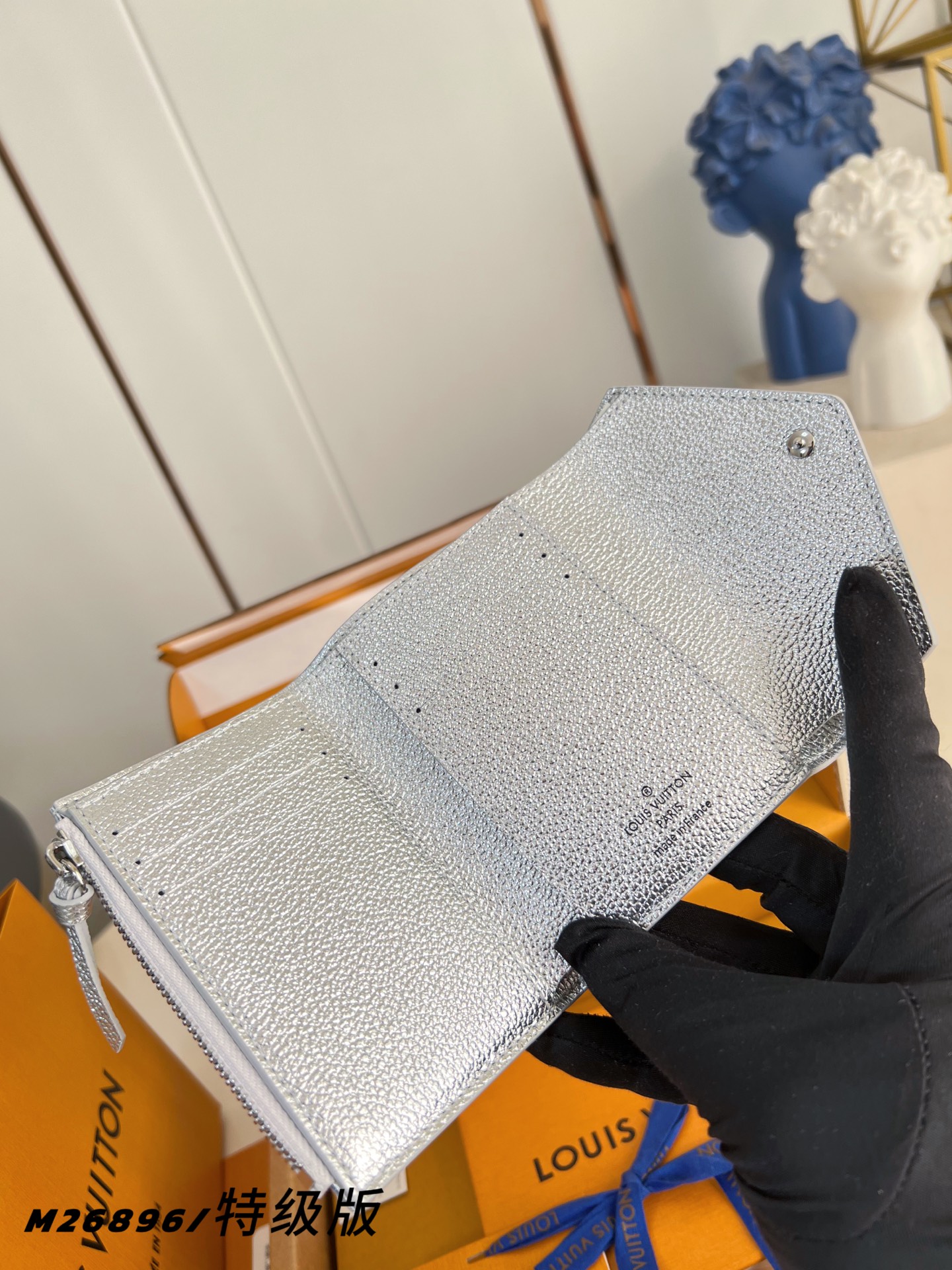 Louis Vuitton Basic Bag Canvas M