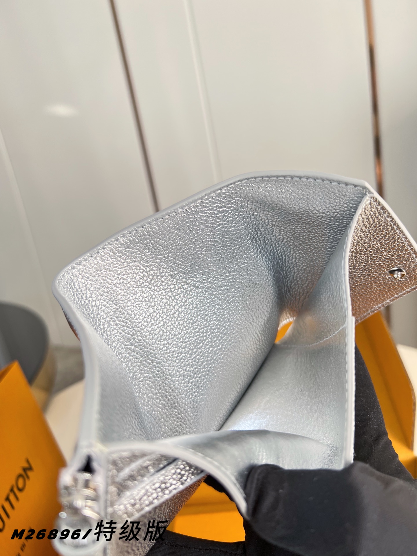 Louis Vuitton Basic Bag Canvas M