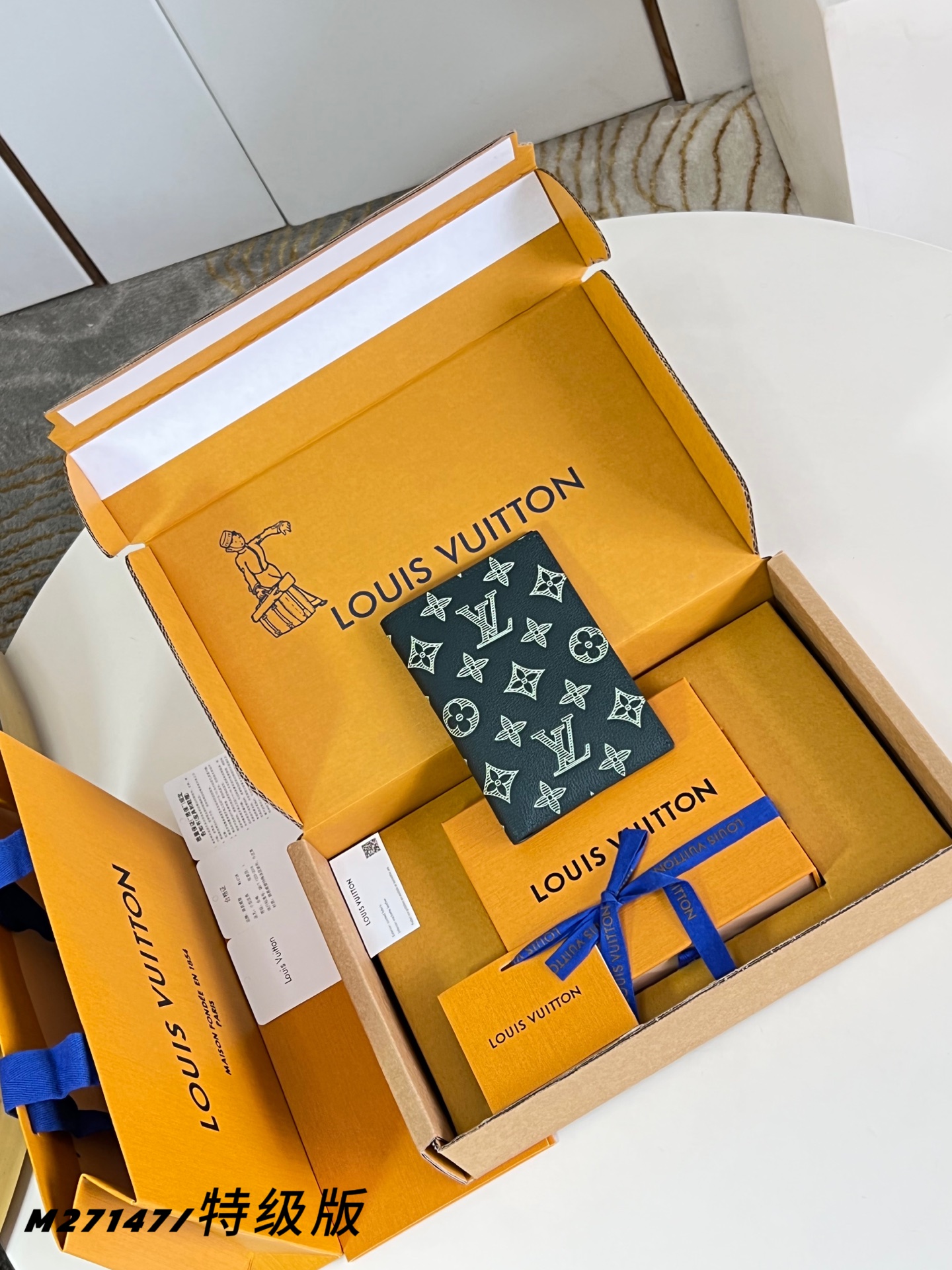 Louis Vuitton Basic Bag Canvas M