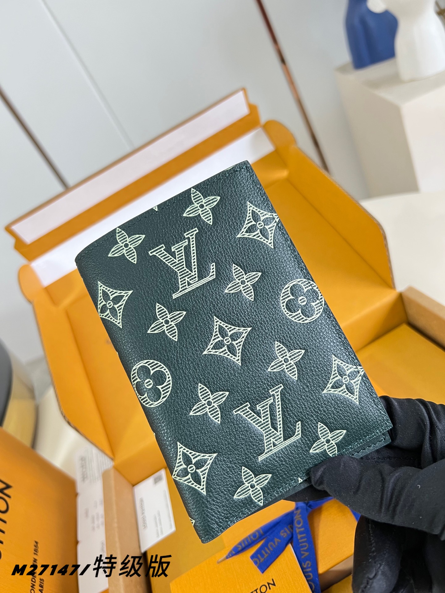 Louis Vuitton Basic Bag Canvas M