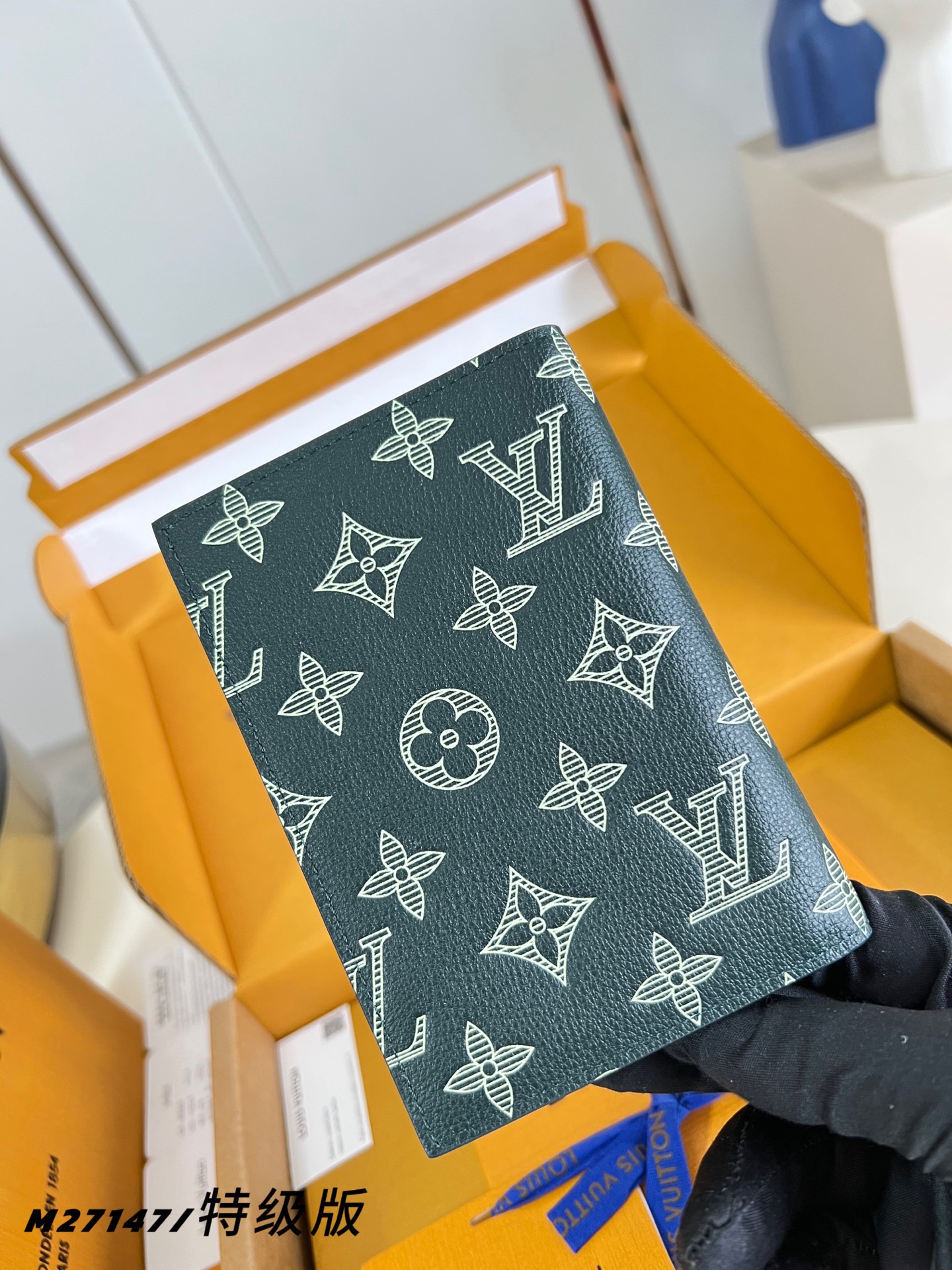 Louis Vuitton Basic Bag Canvas M