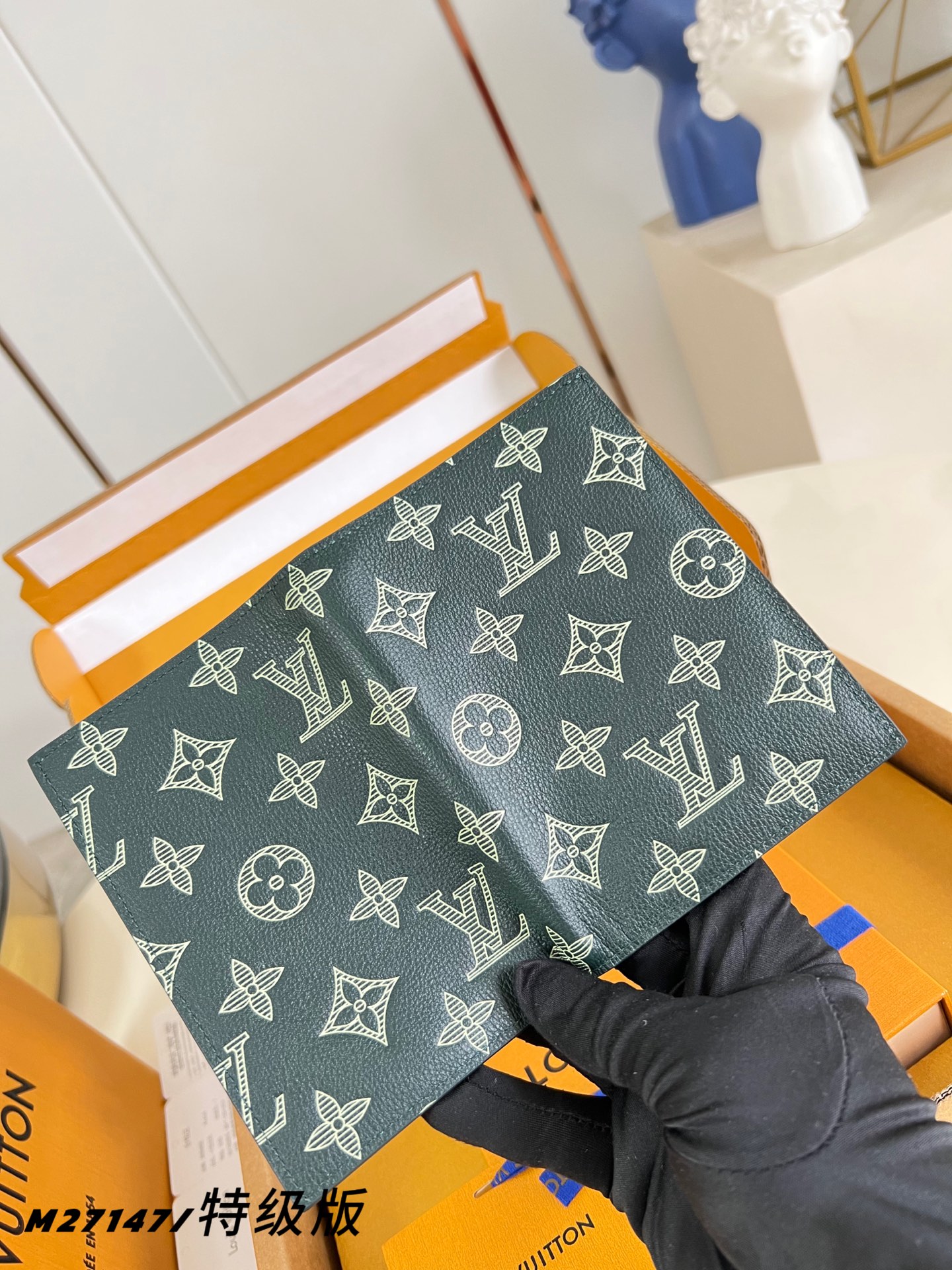 Louis Vuitton Basic Bag Canvas M