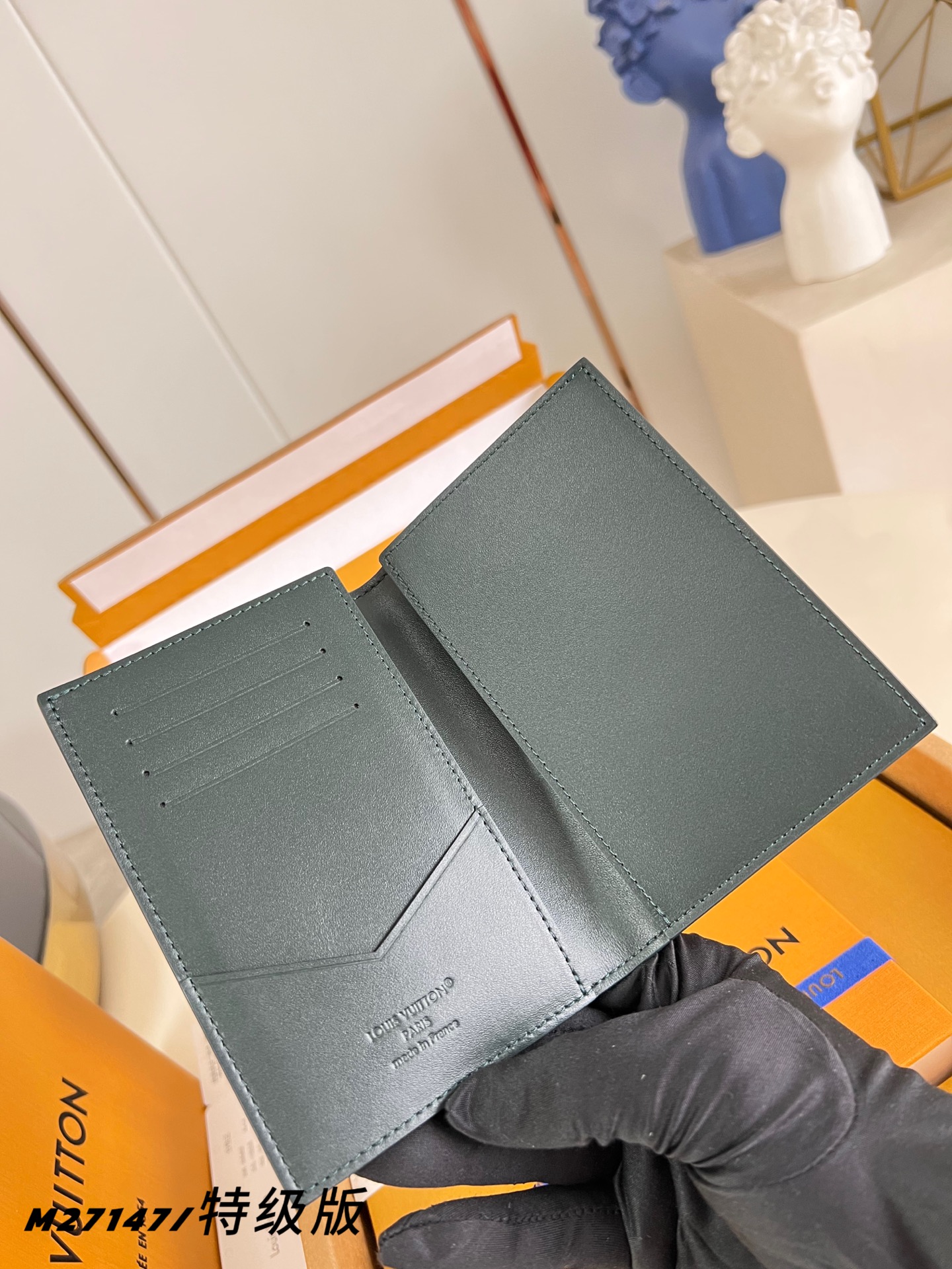 Louis Vuitton Basic Bag Canvas M