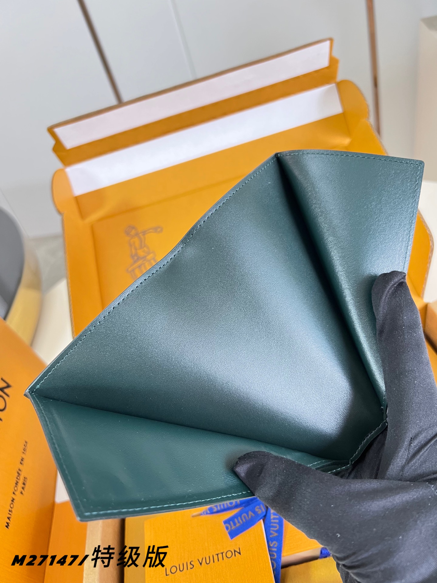 Louis Vuitton Basic Bag Canvas M