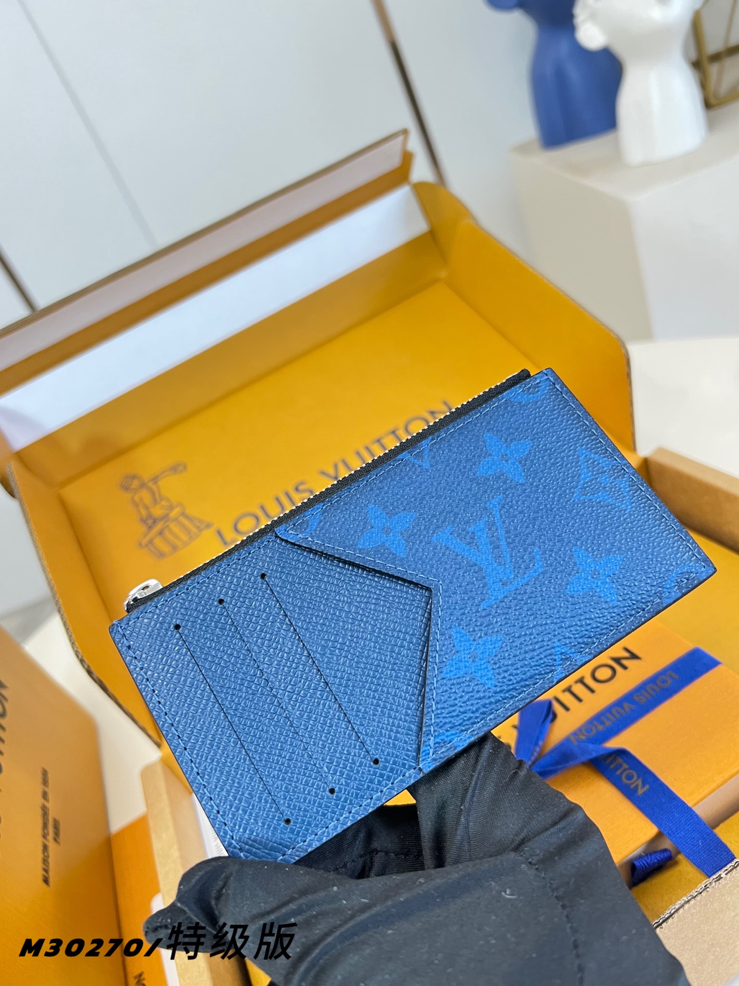 Louis Vuitton Basic Bag Canvas M