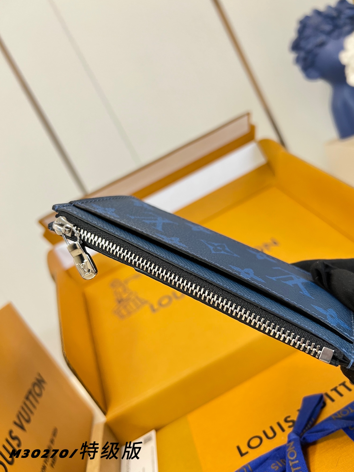 Louis Vuitton Basic Bag Canvas M