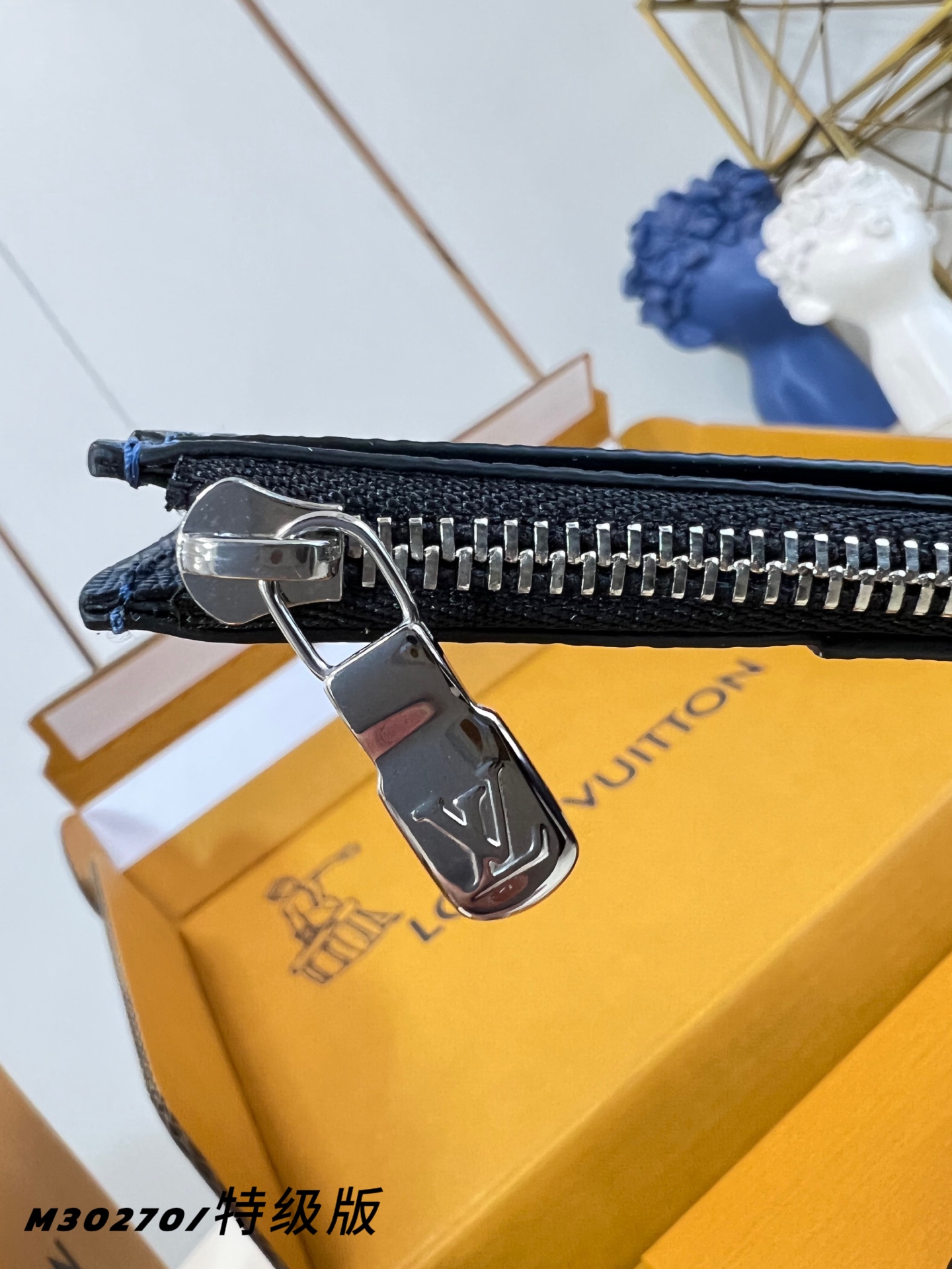 Louis Vuitton Basic Bag Canvas M