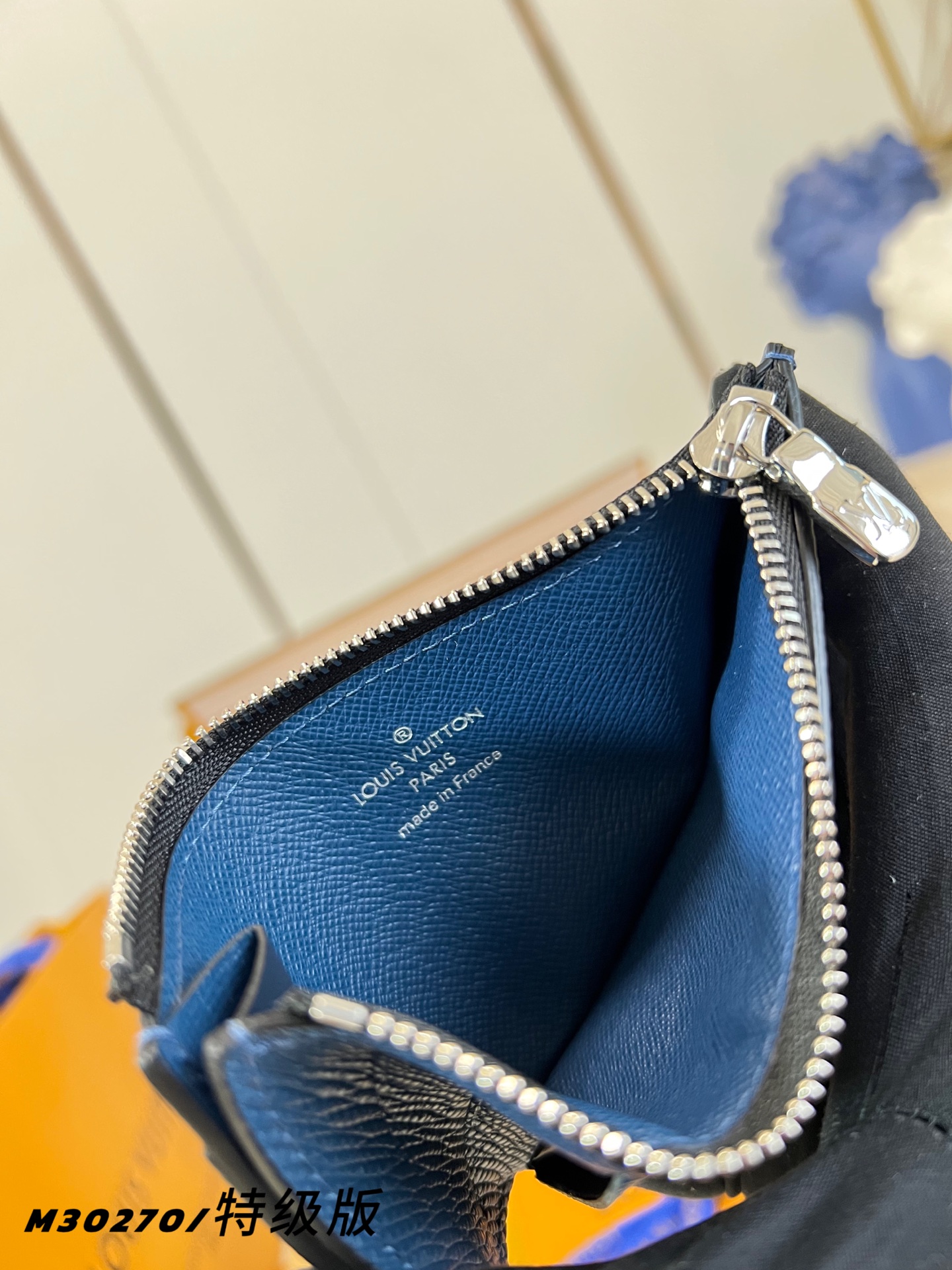 Louis Vuitton Basic Bag Canvas M