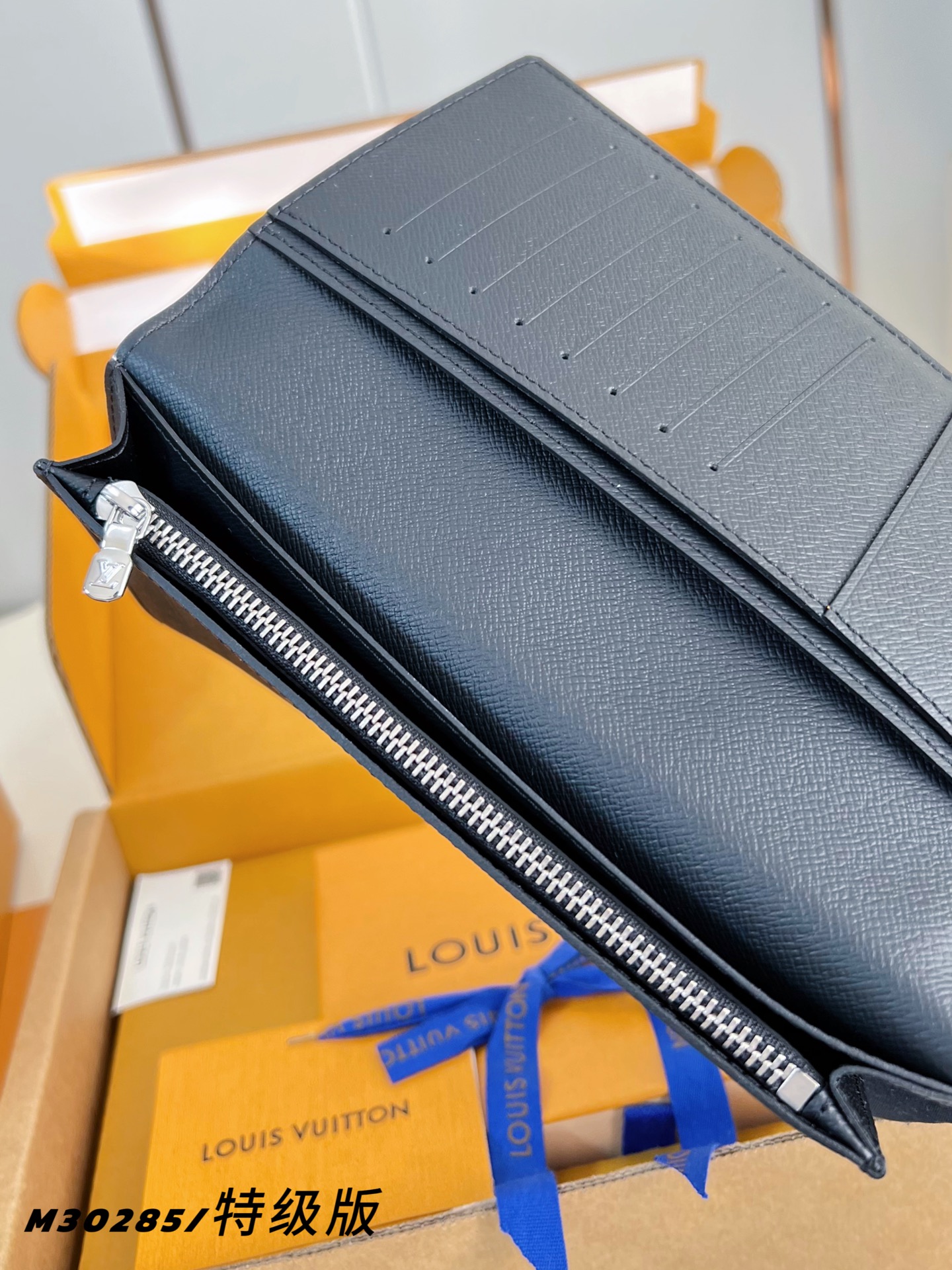 Louis Vuitton Basic Bag Canvas M-l-s