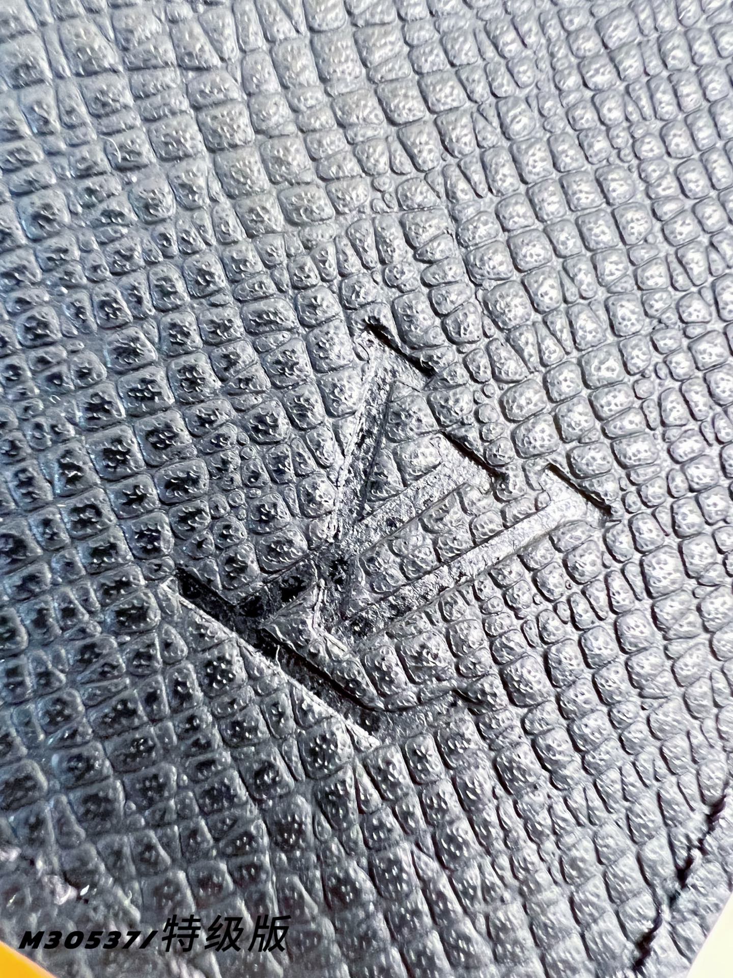 Louis Vuitton Basic Bag M-s