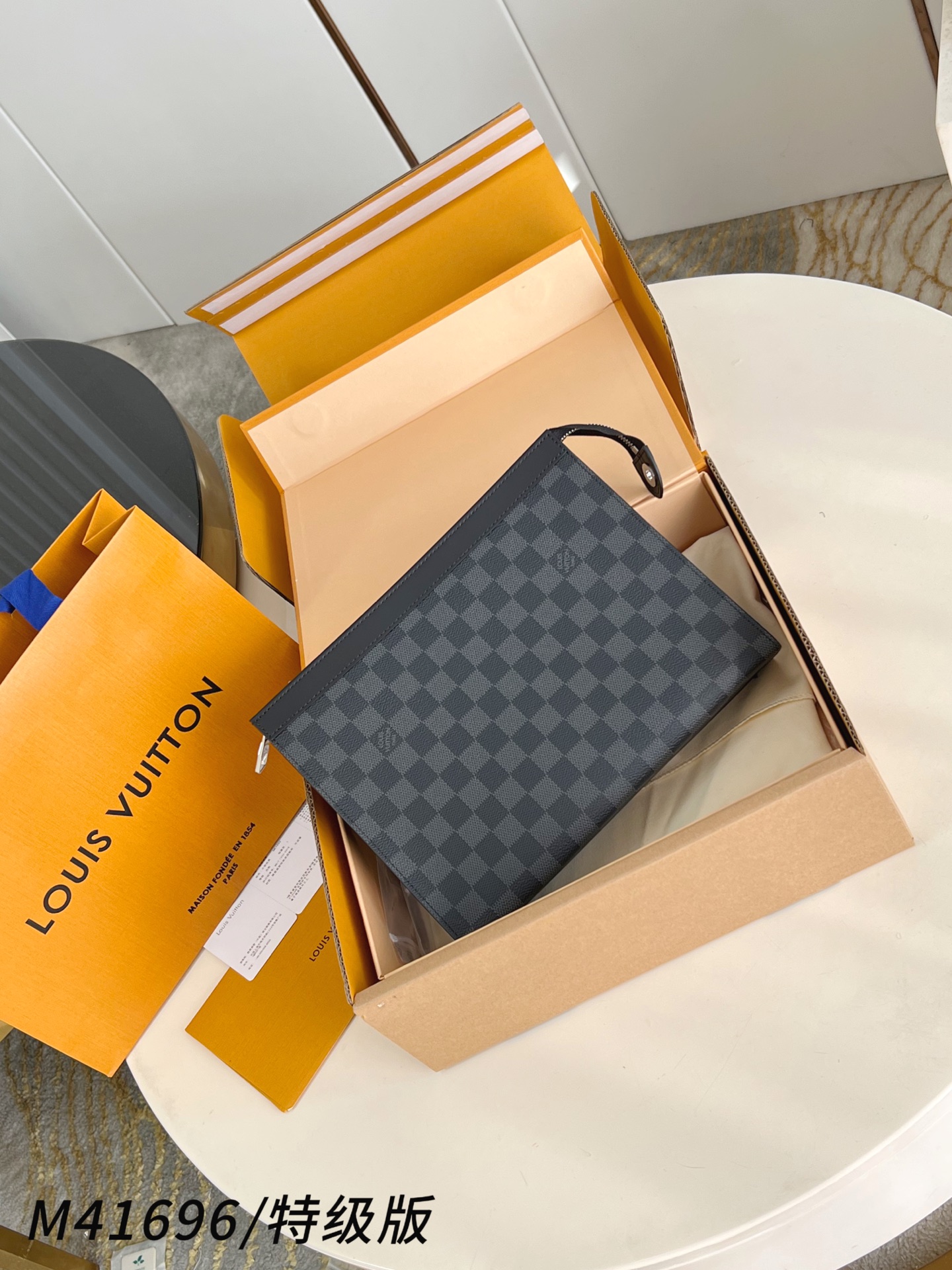 Louis Vuitton Basic Bag Canvas M