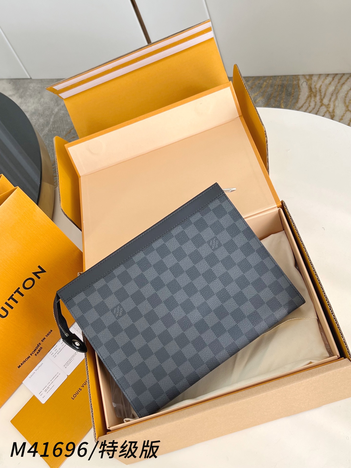 Louis Vuitton Basic Bag Canvas M