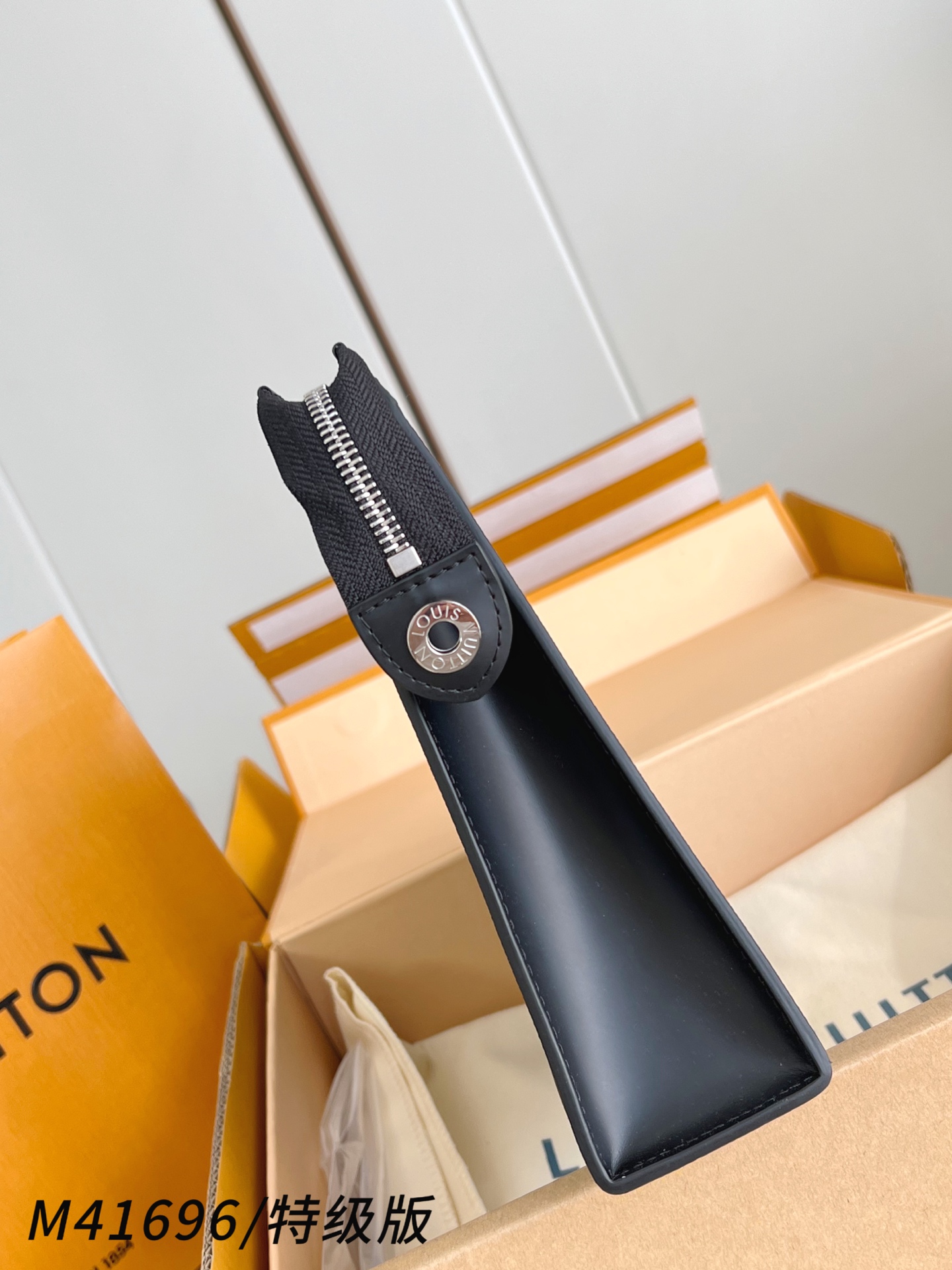 Louis Vuitton Basic Bag Canvas M