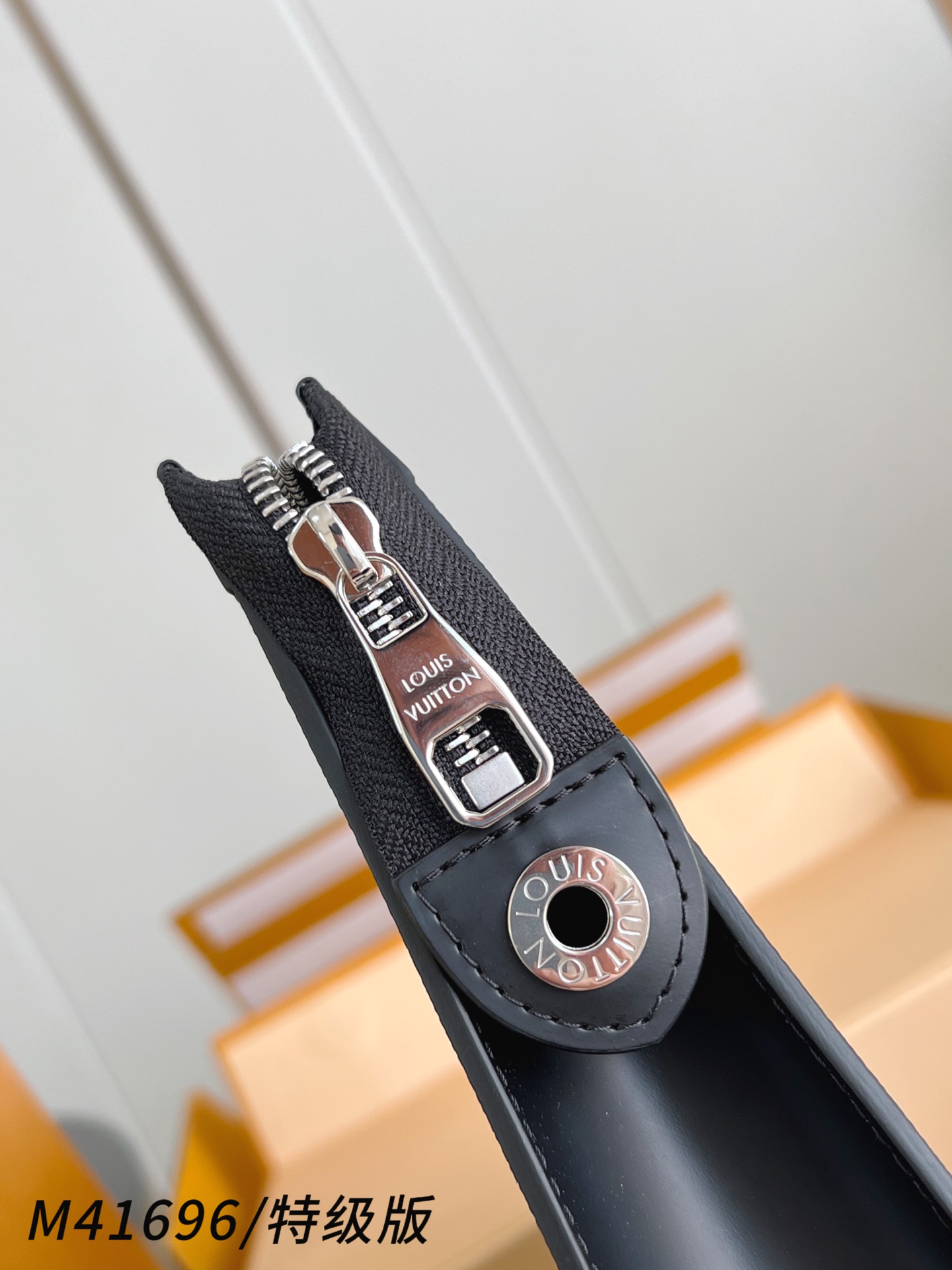 Louis Vuitton Basic Bag Canvas M