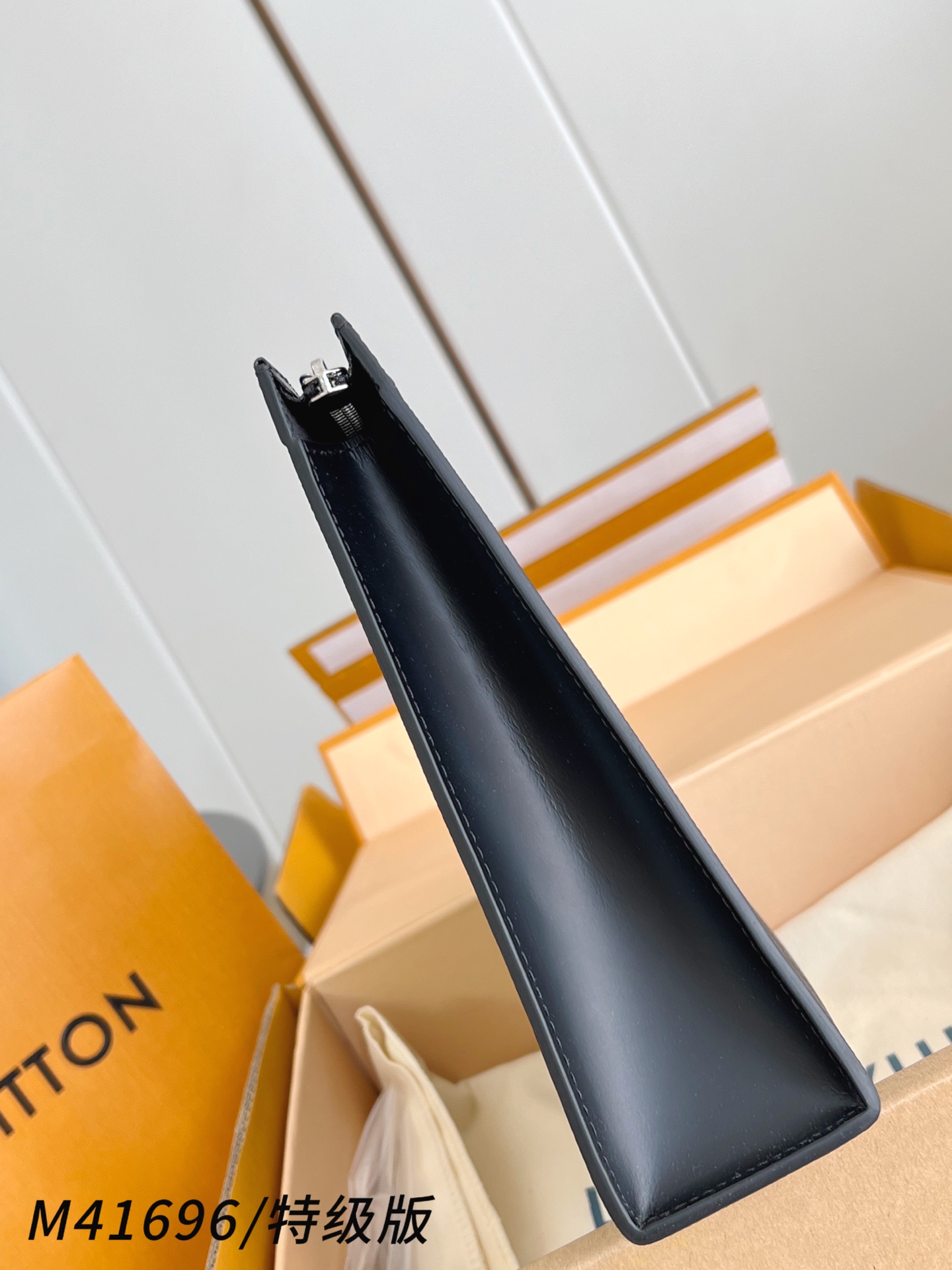 Louis Vuitton Basic Bag Canvas M