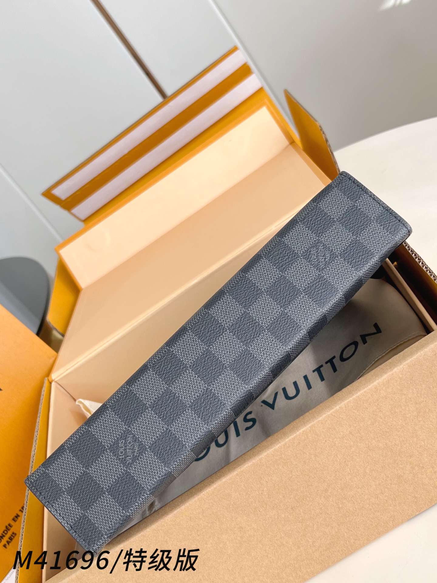 Louis Vuitton Basic Bag Canvas M