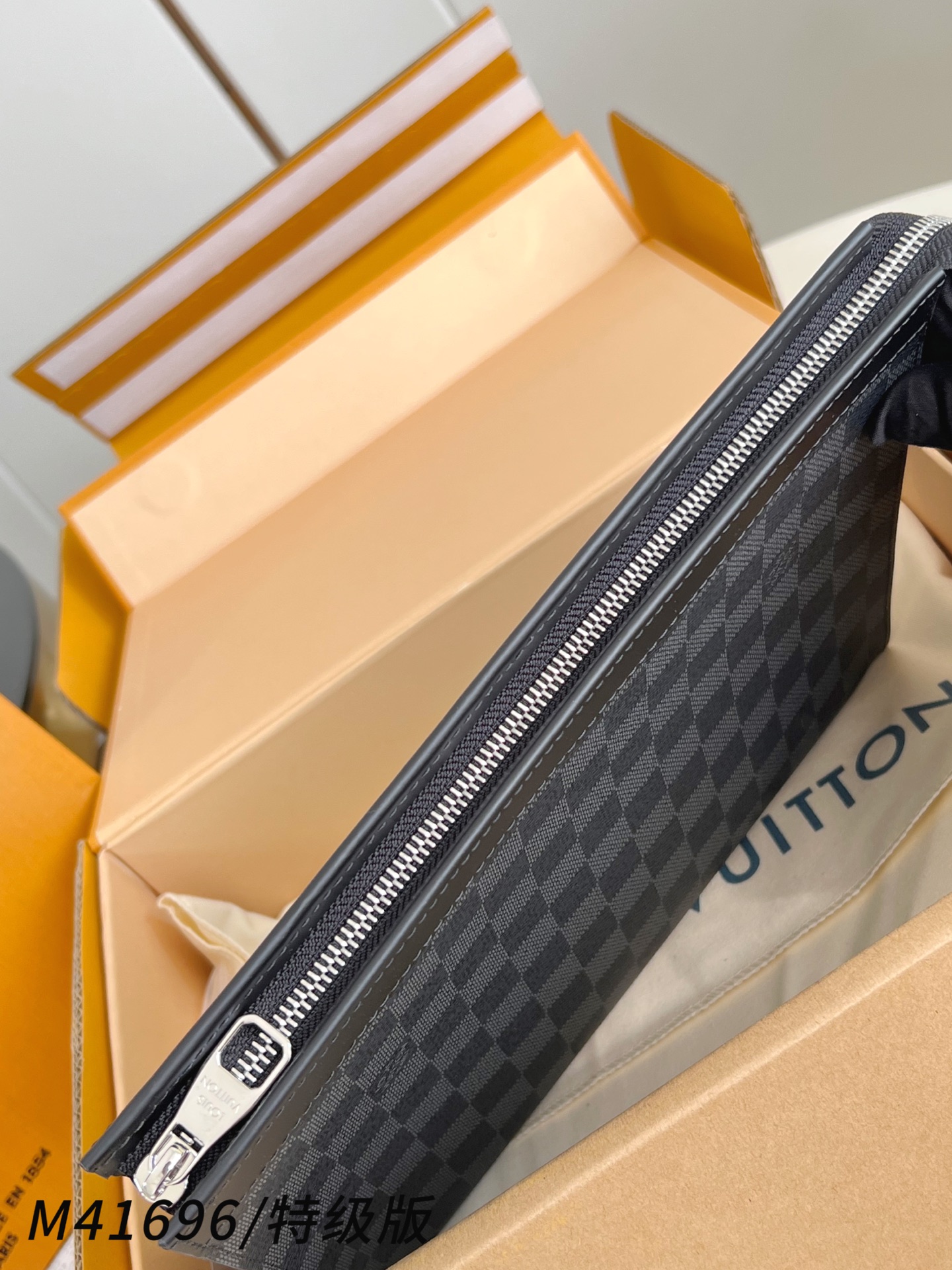 Louis Vuitton Basic Bag Canvas M