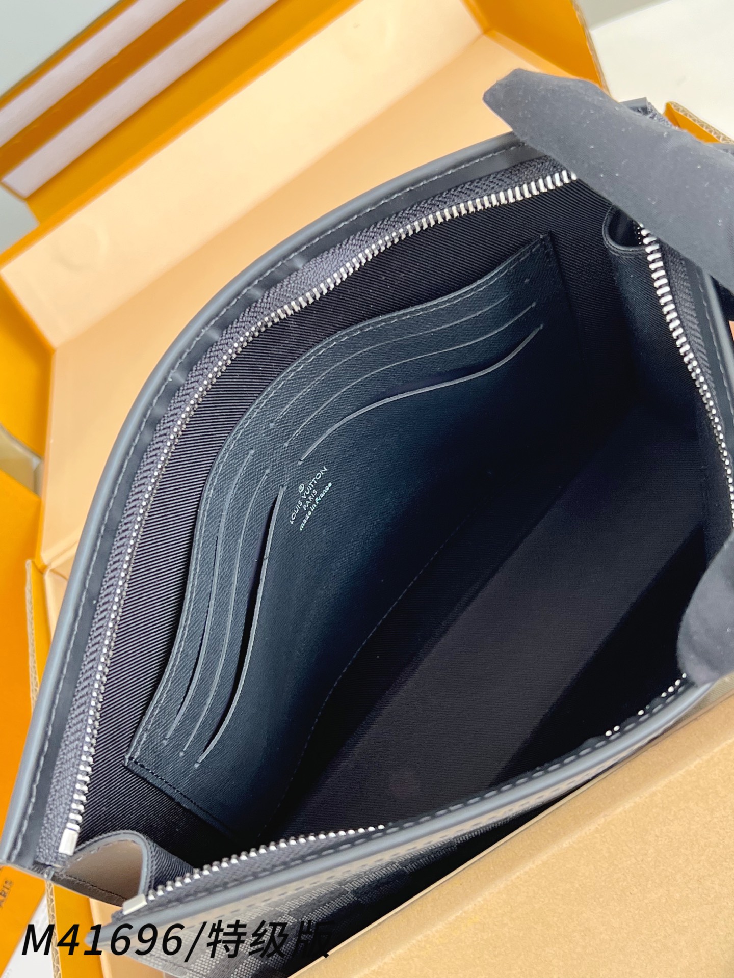 Louis Vuitton Basic Bag Canvas M