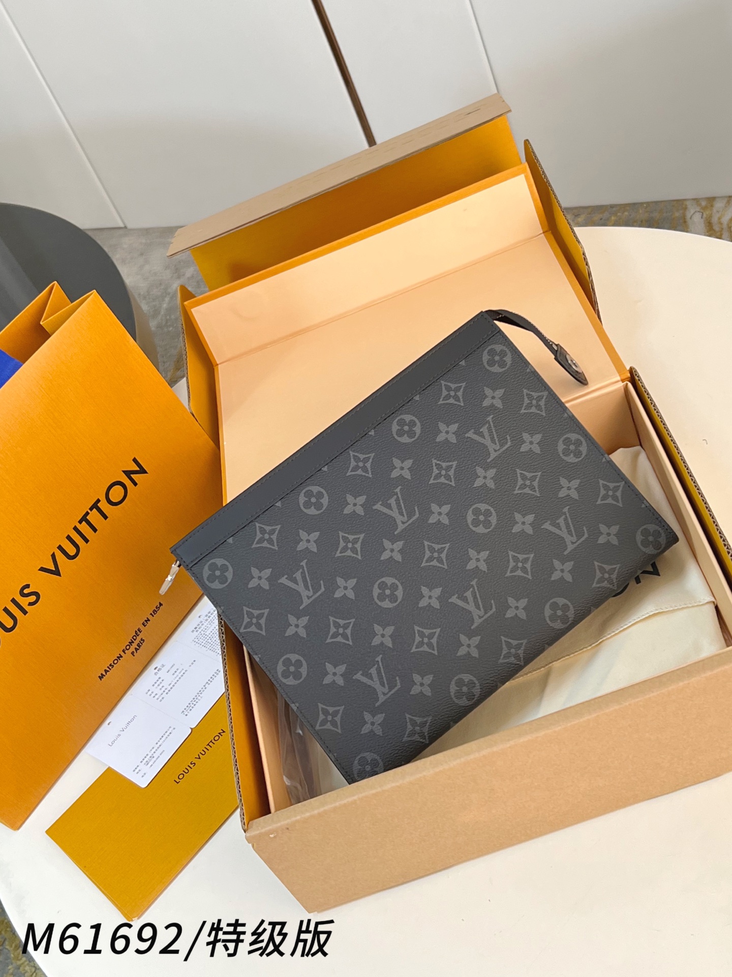 Louis Vuitton Basic Bag Canvas M