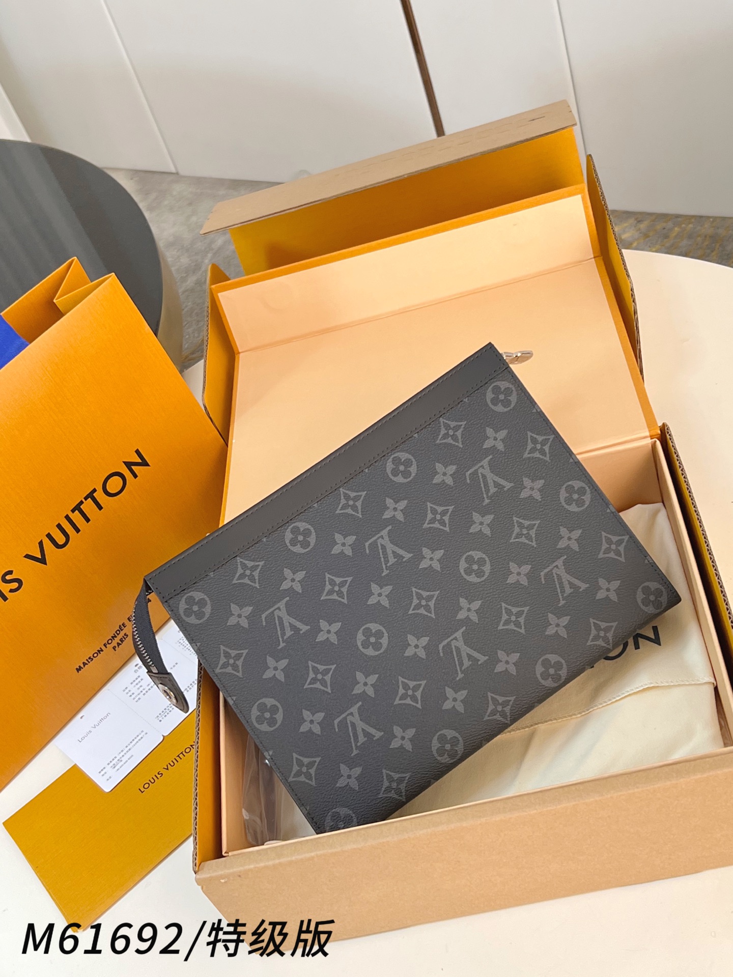 Louis Vuitton Basic Bag Canvas M