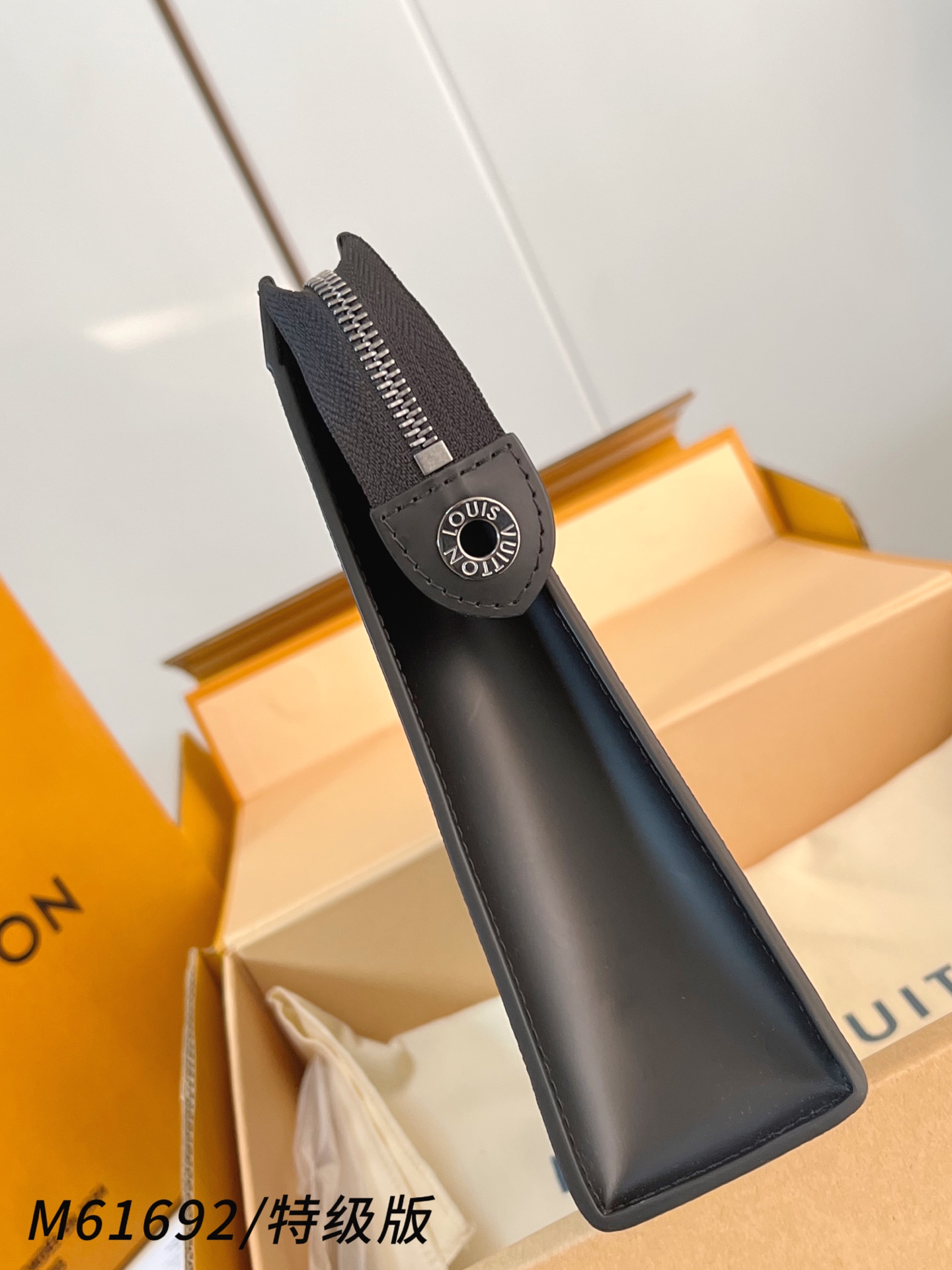 Louis Vuitton Basic Bag Canvas M