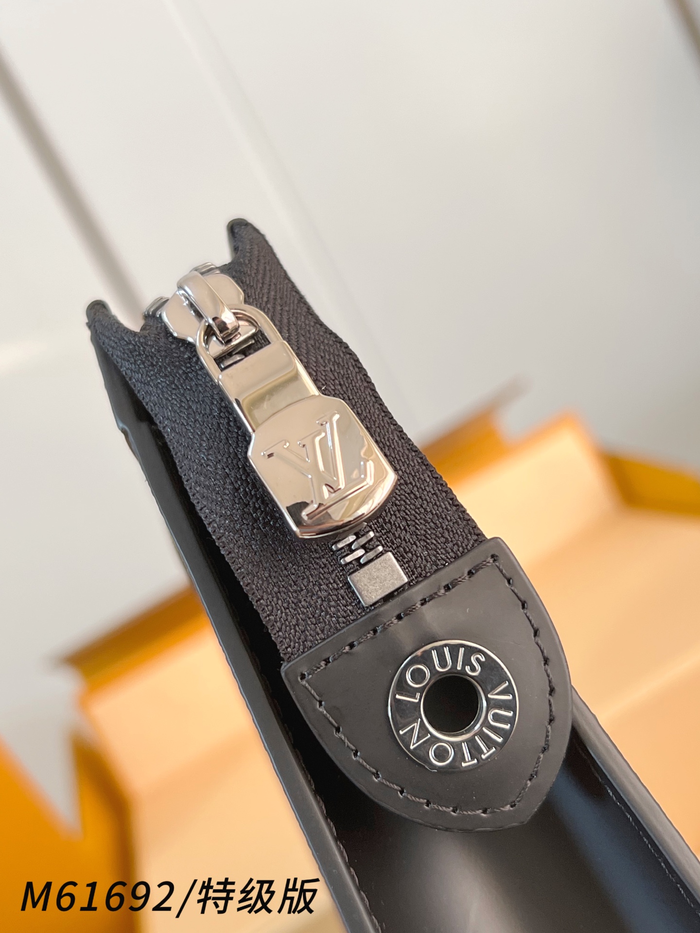 Louis Vuitton Basic Bag Canvas M