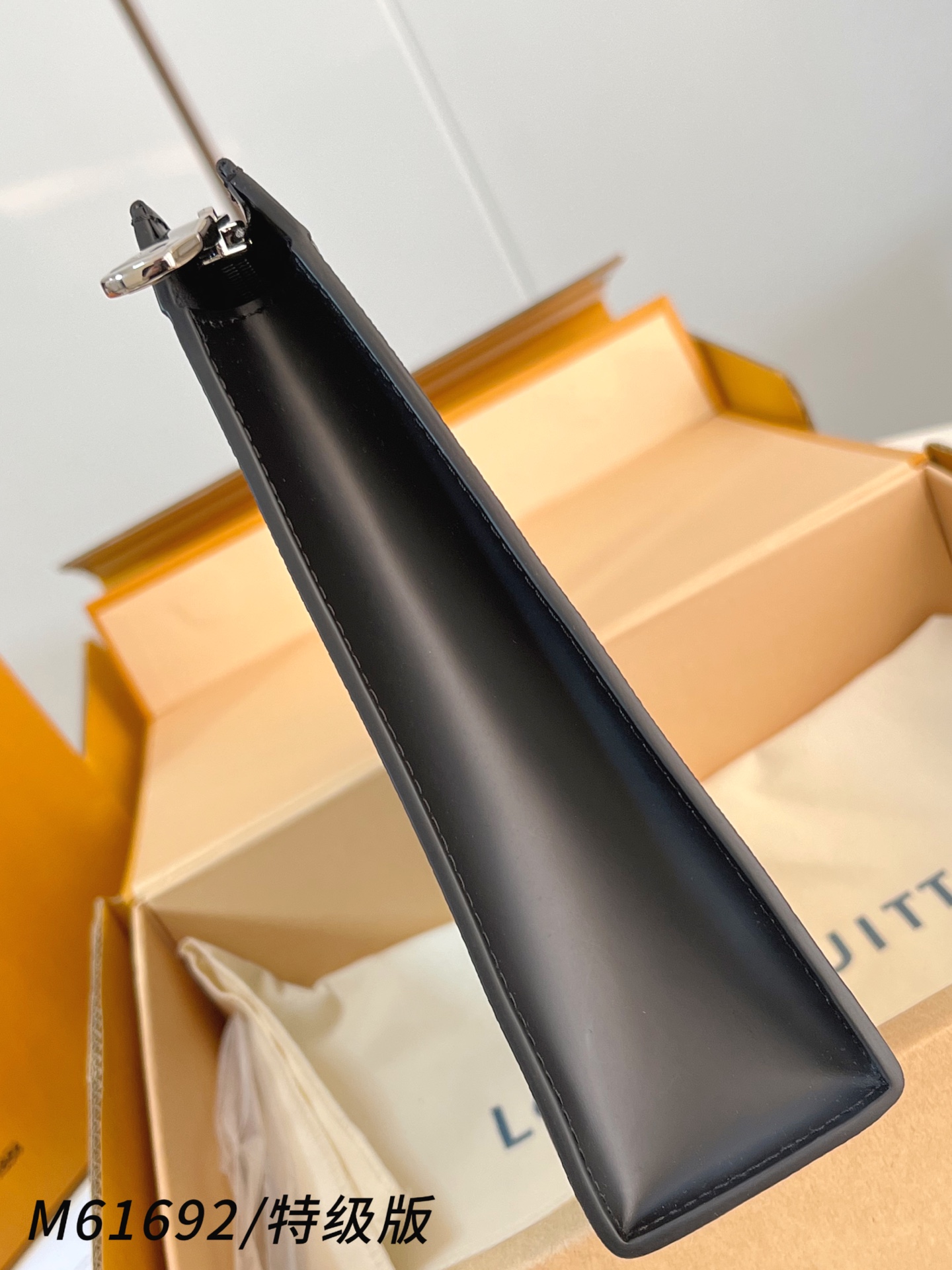 Louis Vuitton Basic Bag Canvas M