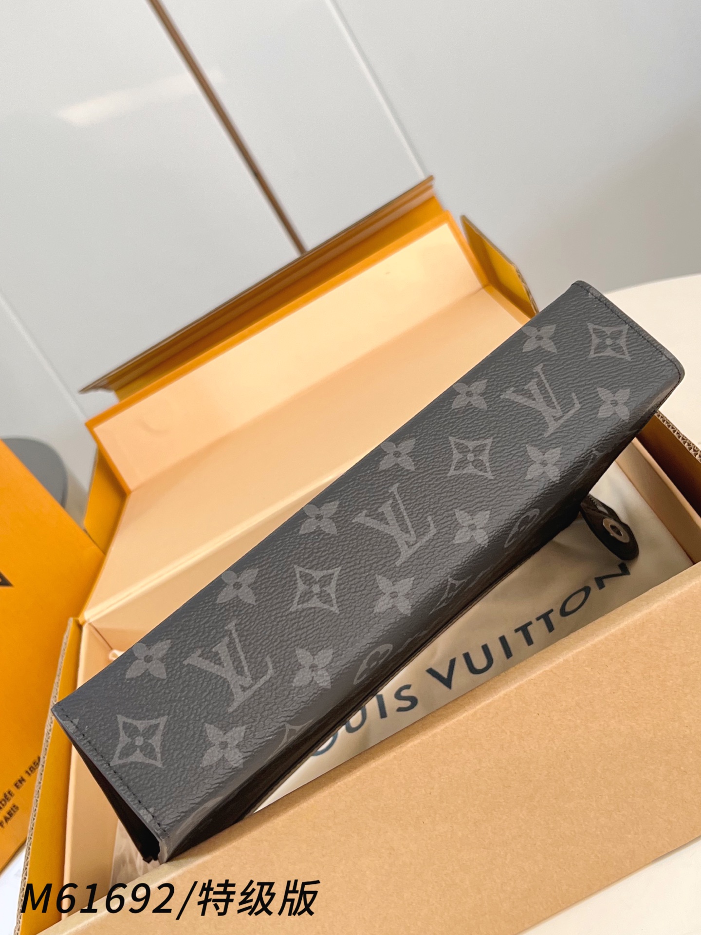 Louis Vuitton Basic Bag Canvas M